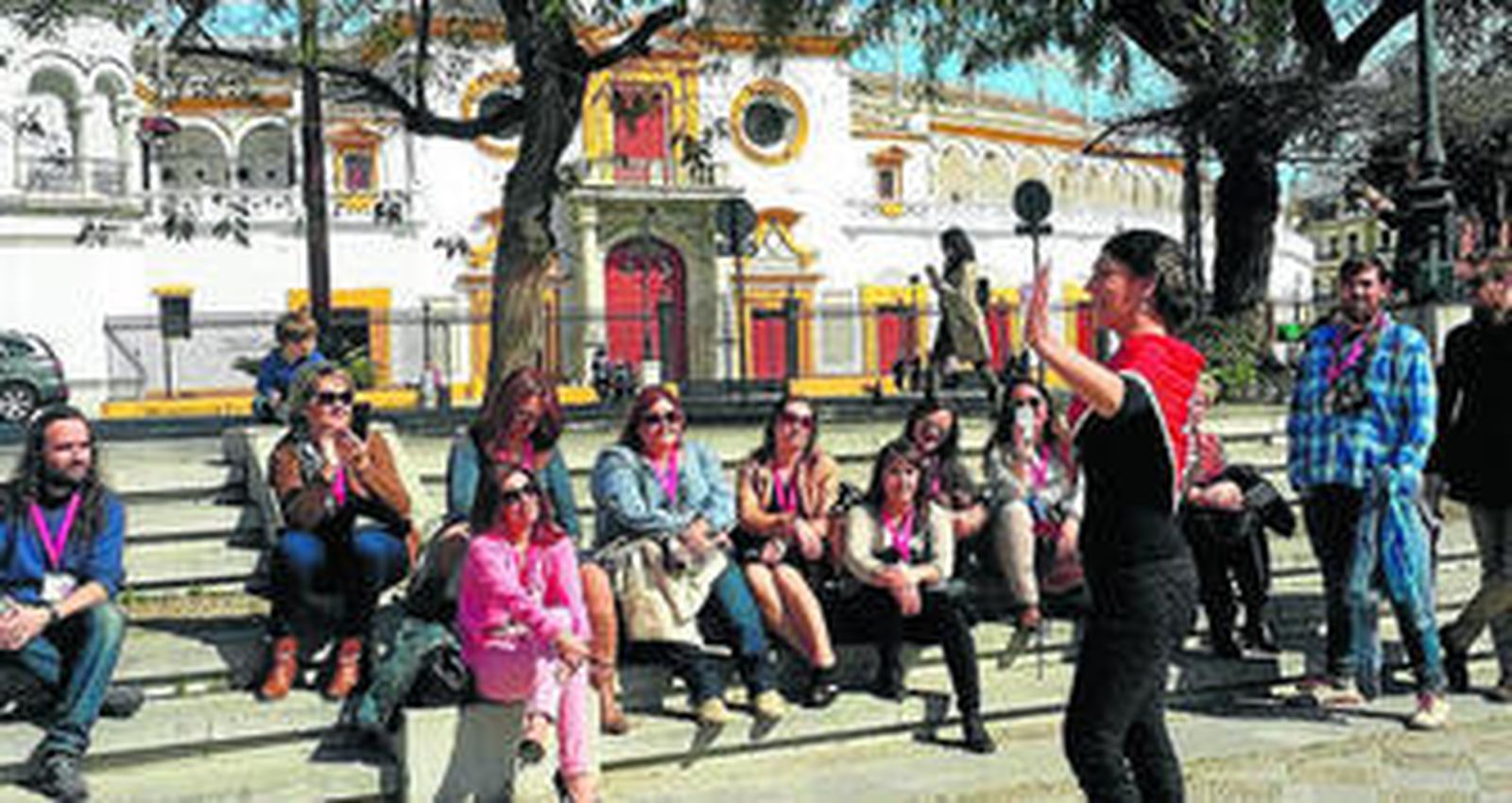 1. La artista Carmen Montero interpreta una de las coplas frente a la Maestranza, lugar en el que se inspiraron numerosos compositores para hacer sus letras. 2. El guía de la ruta narra, en orden cronológico, algunos de los momentos más relevantes de la canción española, así como anécdotas al respecto.