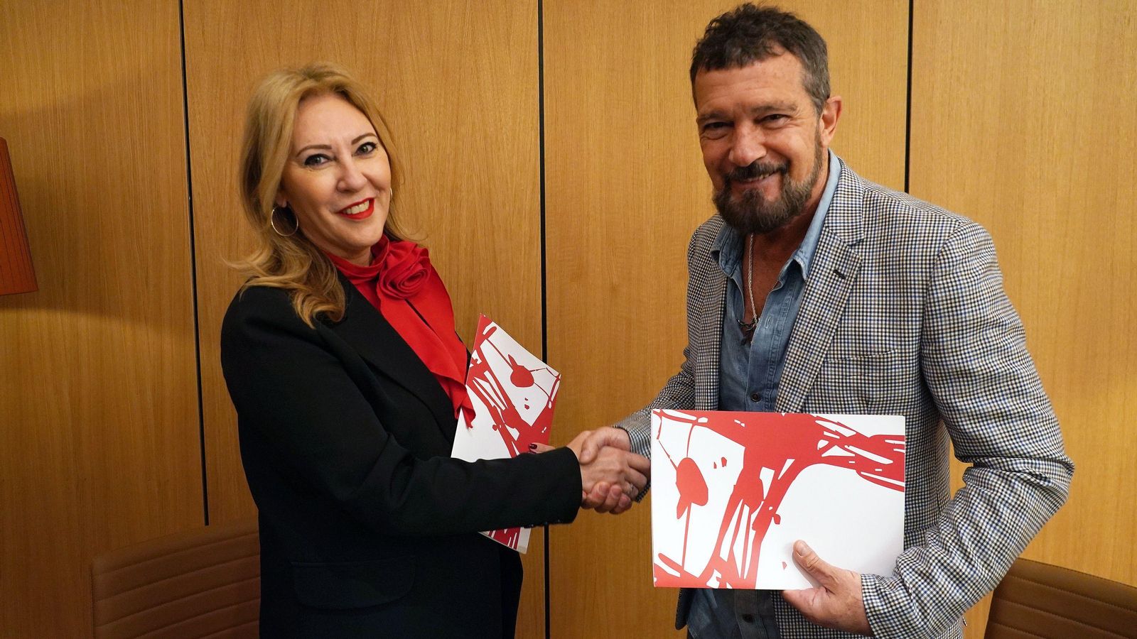 Carolina España y Antonio Banderas firman el acuerdo de colaboración. Carolina España y Antonio Banderas firman el acuerdo de colaboración.