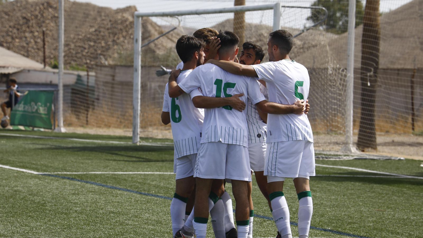 Los jugadores del Córdoba B celebran un gol.