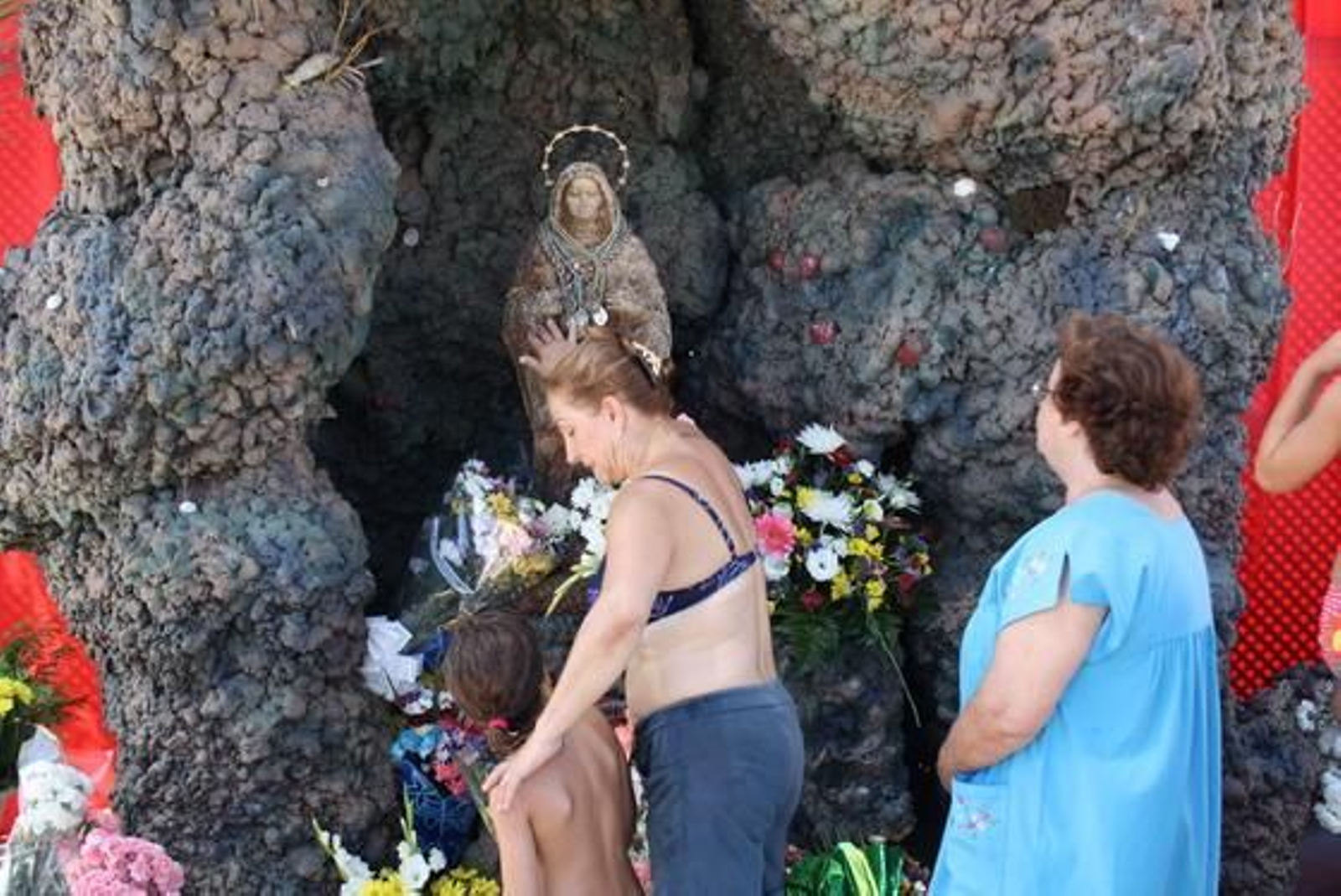 Miles de fieles recibieron con entusiasmo a la imagen en su llegada a la playa.

Foto: Fran Montes