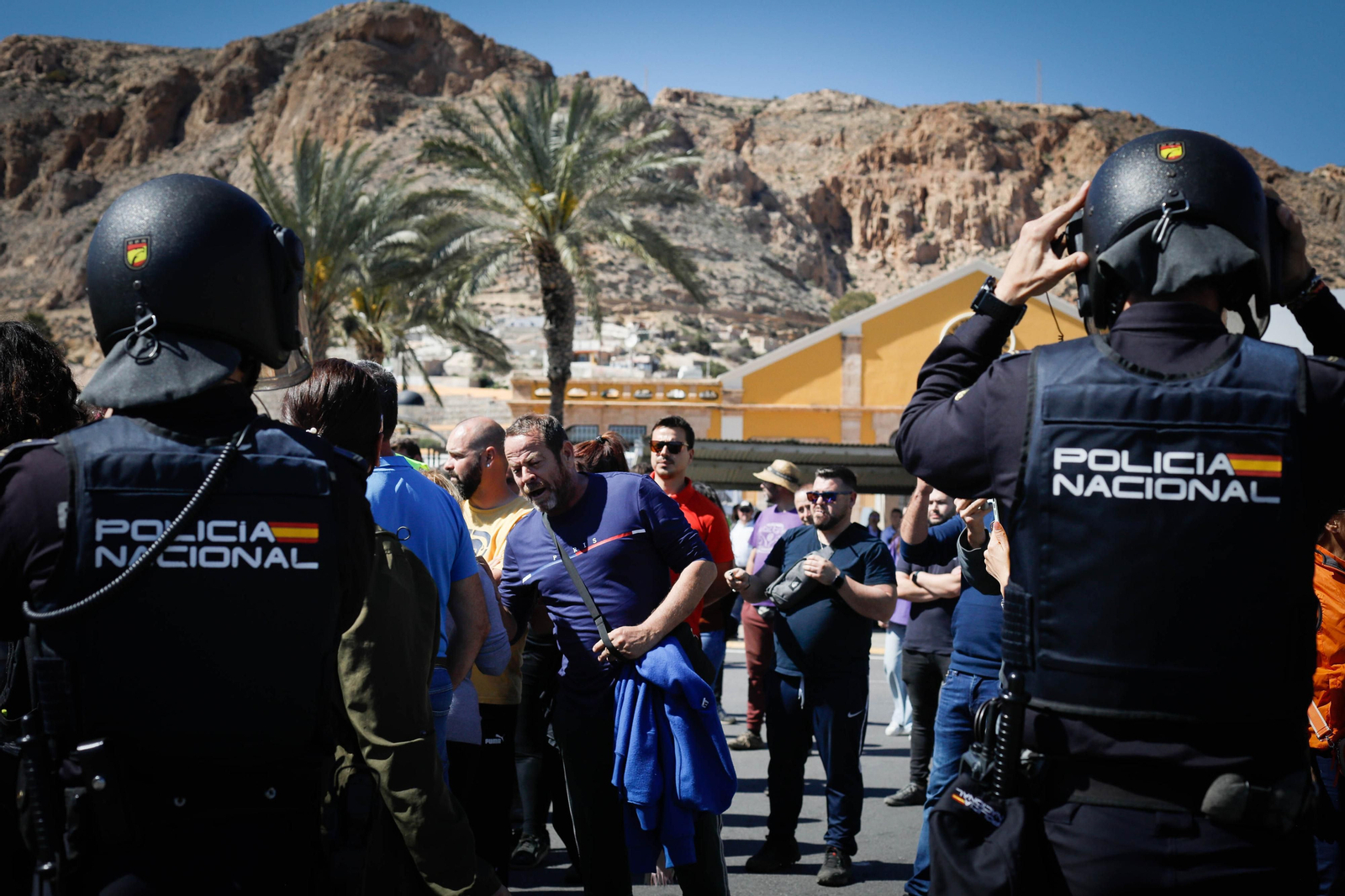 Los agricultores colapsan el puerto de Almería
