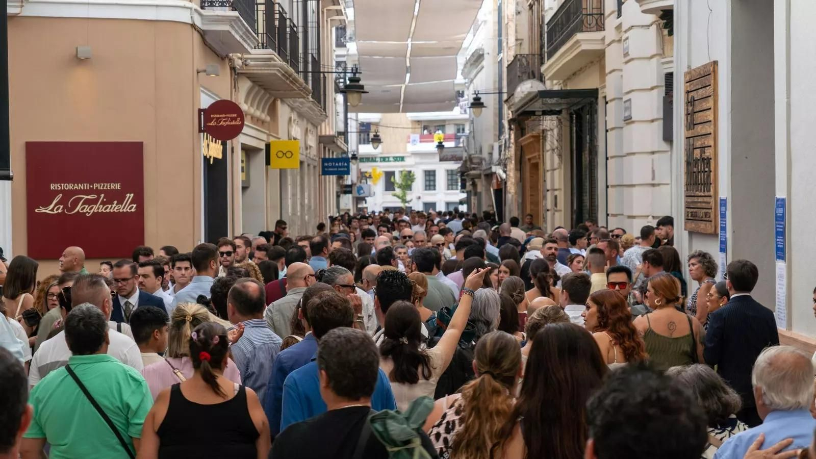 Personas por las calles de Huelva capital el día de la Magna Mariana.
