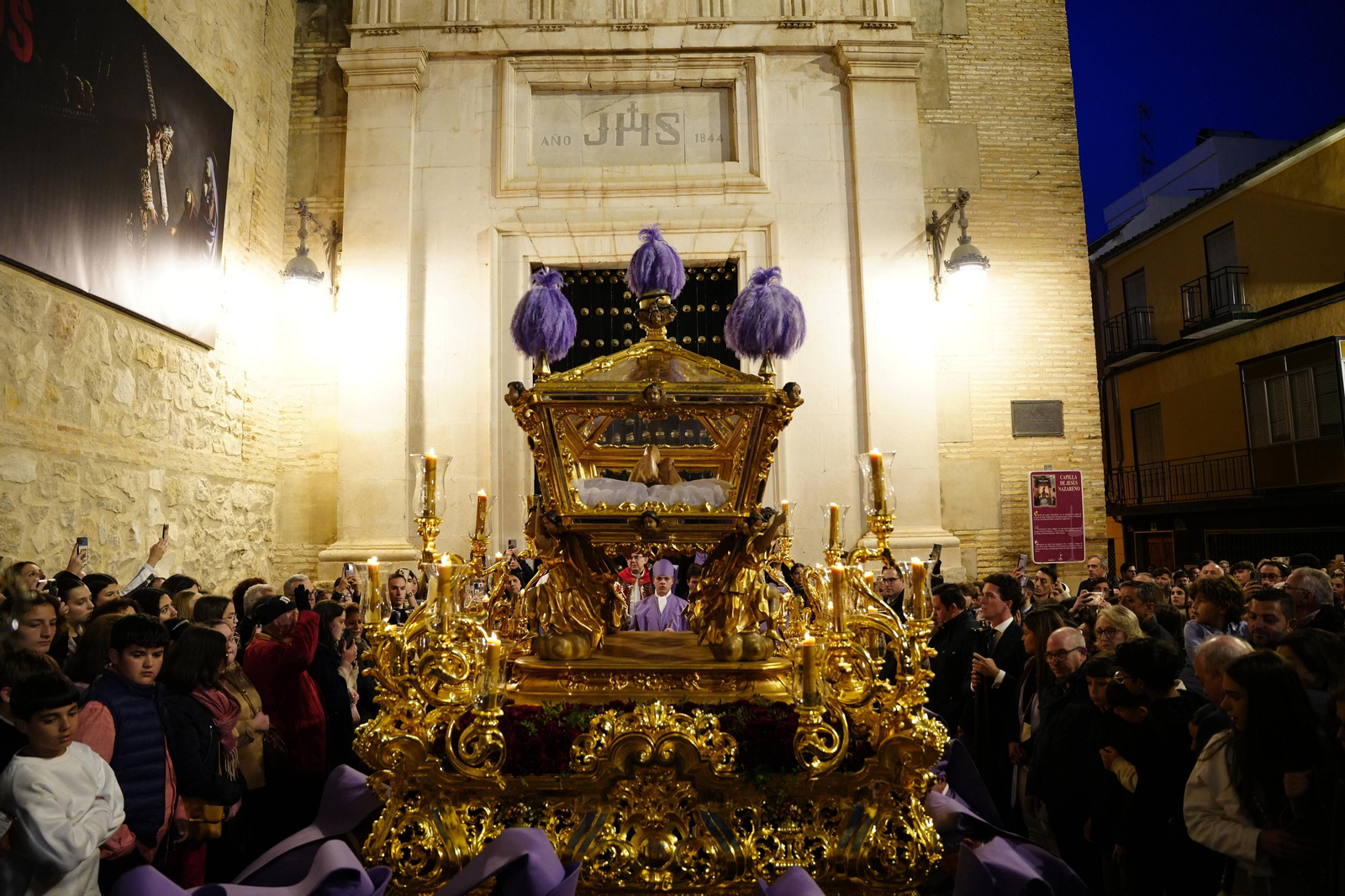 Viernes Santo en Lucena: Emoción ante el paso del Santo Entierro Viernes Santo en Lucena: Emoción ante el paso del Santo Entierro