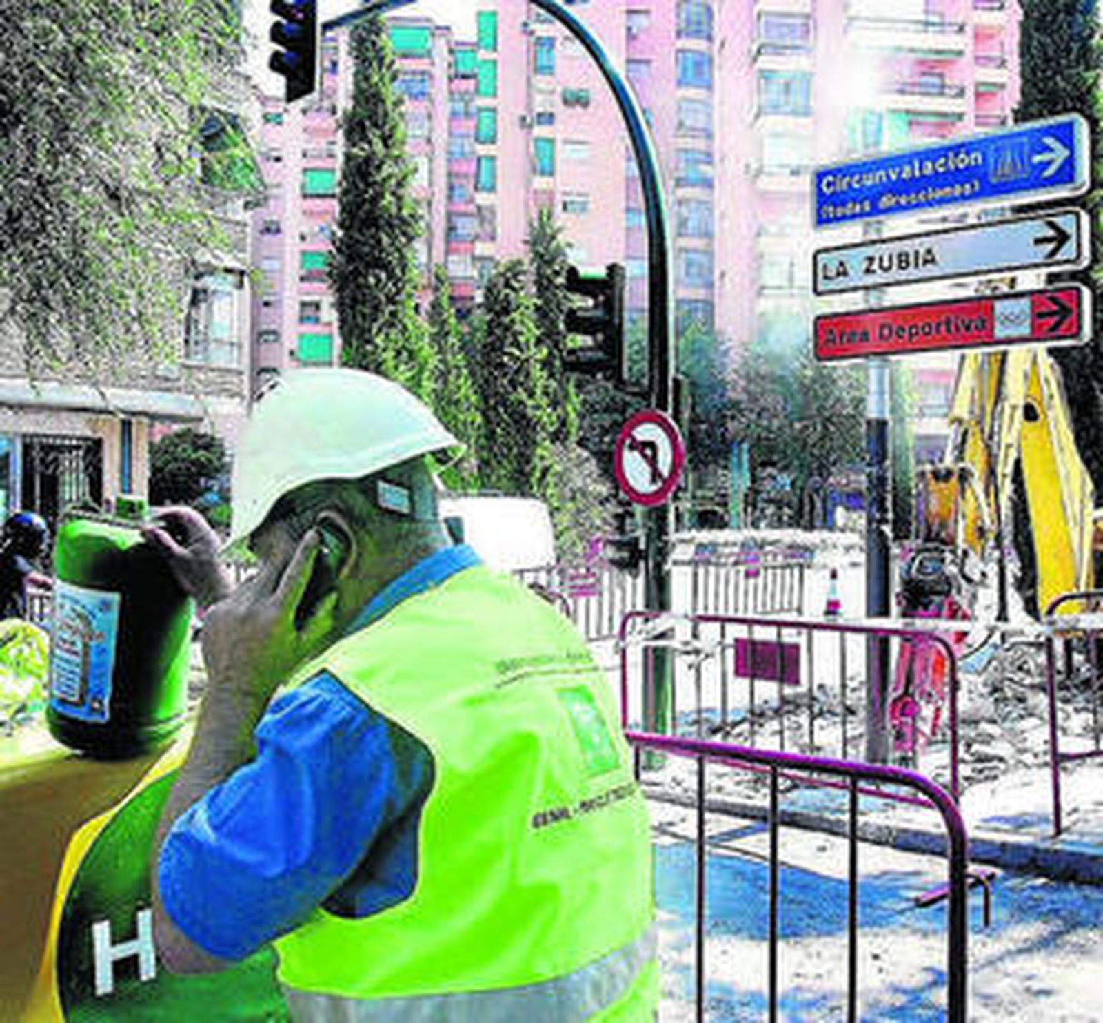 Obras del metro en una calle granadina.
