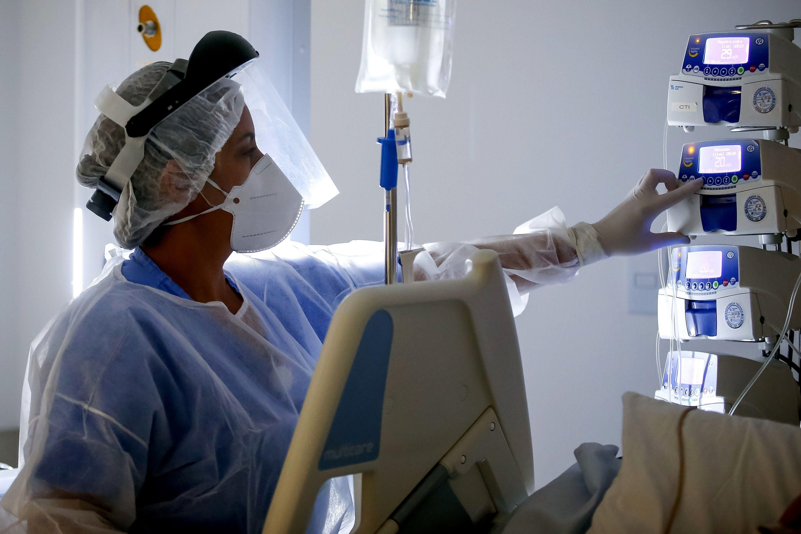 Una enfermera revisa aparatos médicos de la UCI