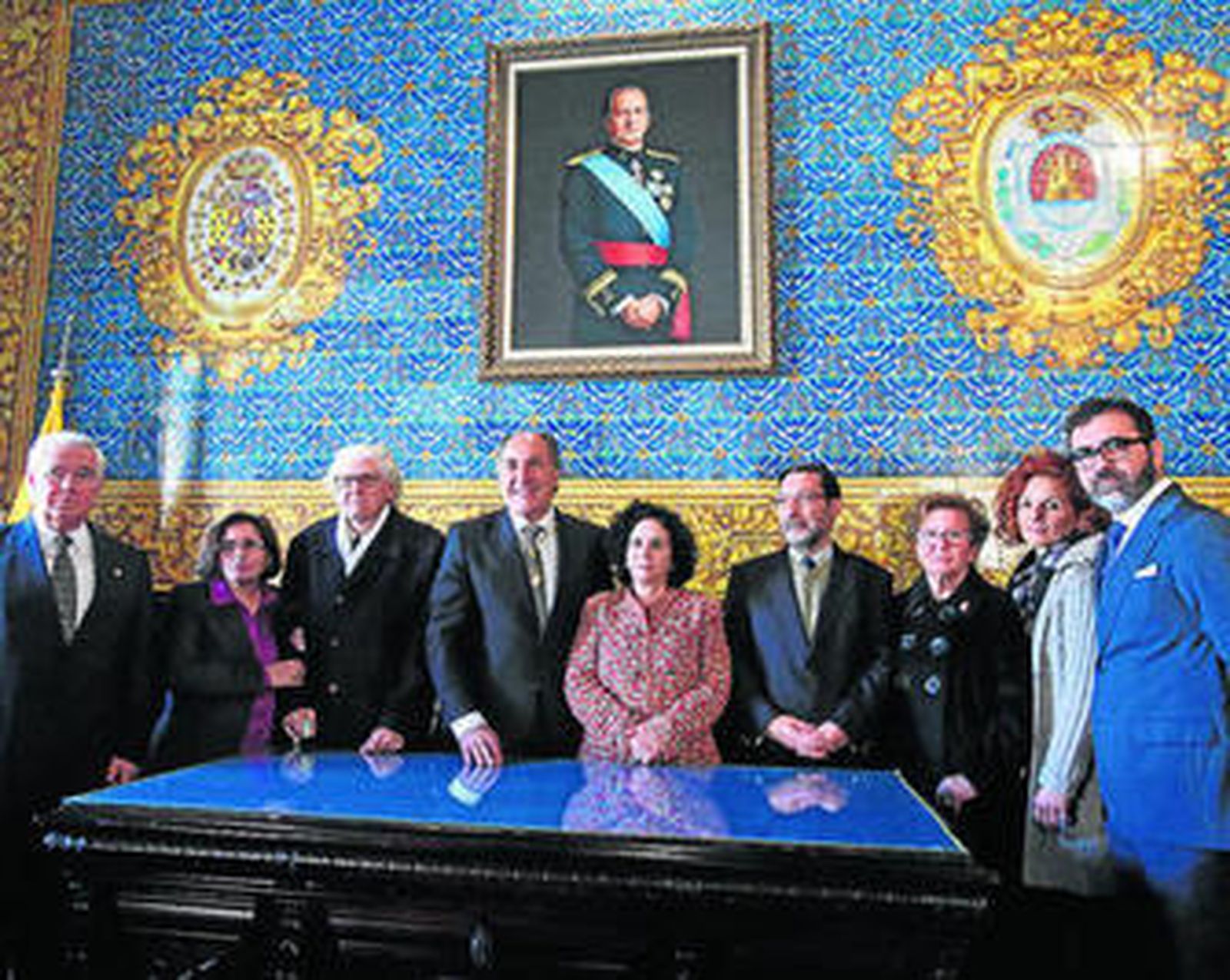 José Ignacio Landaluce posa con los distinguidos y familiares de los reconocidos a título póstumo.