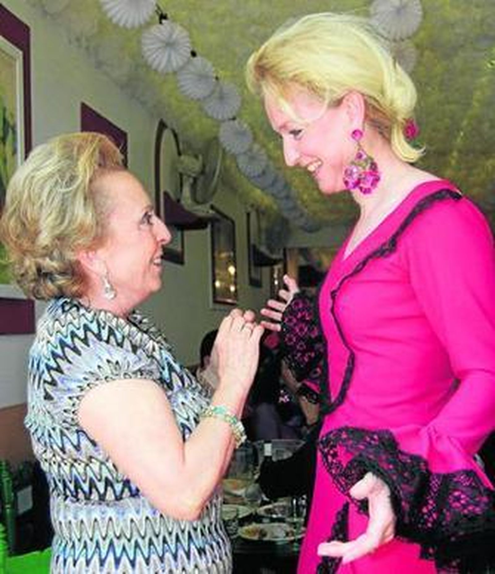 Gloria Rubio en la caseta Las Golondrinas a Uta Geub, alemana autora del cartel del año pasado.