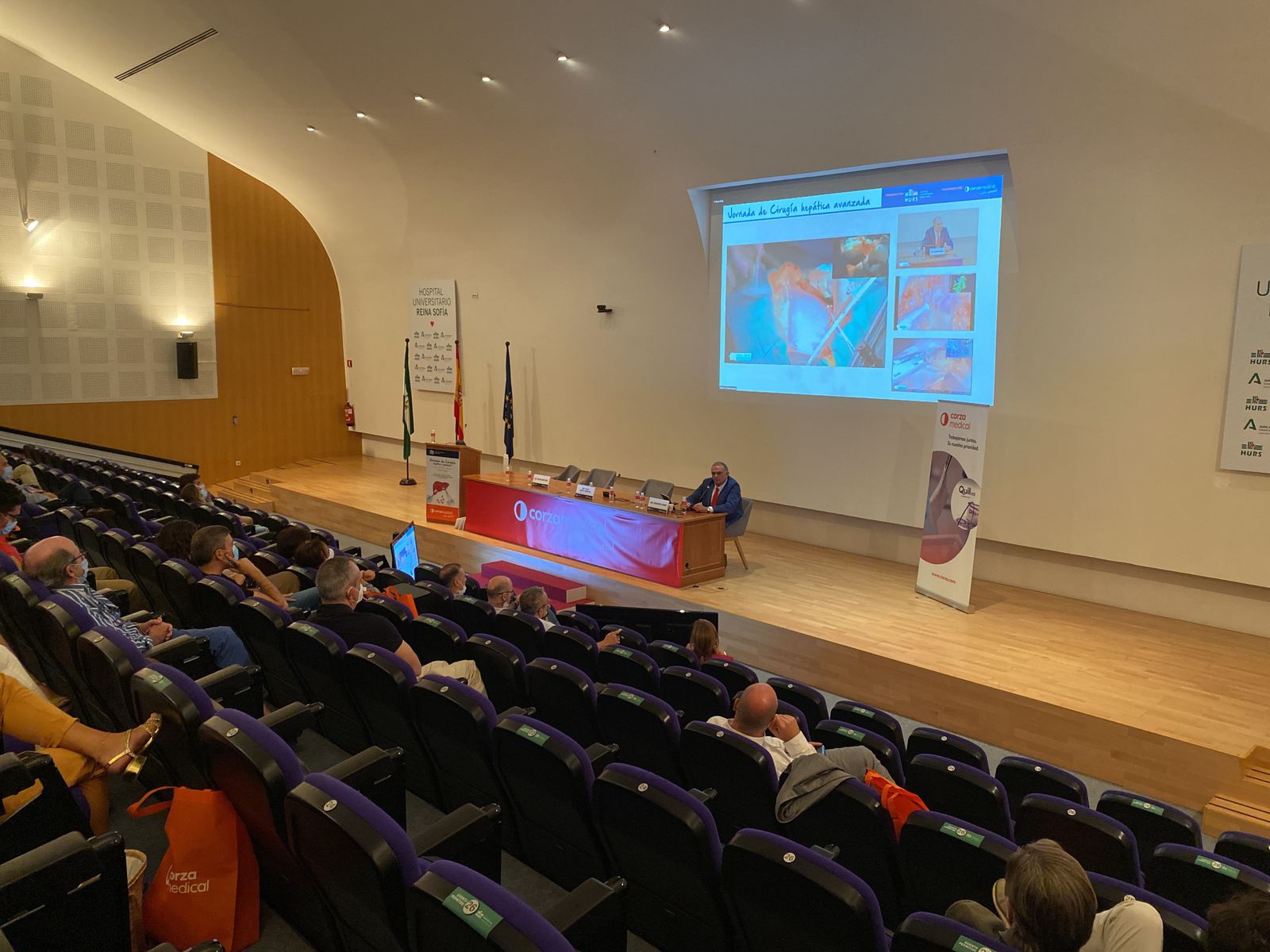 Retransmisión en directo de una de las cirugías.