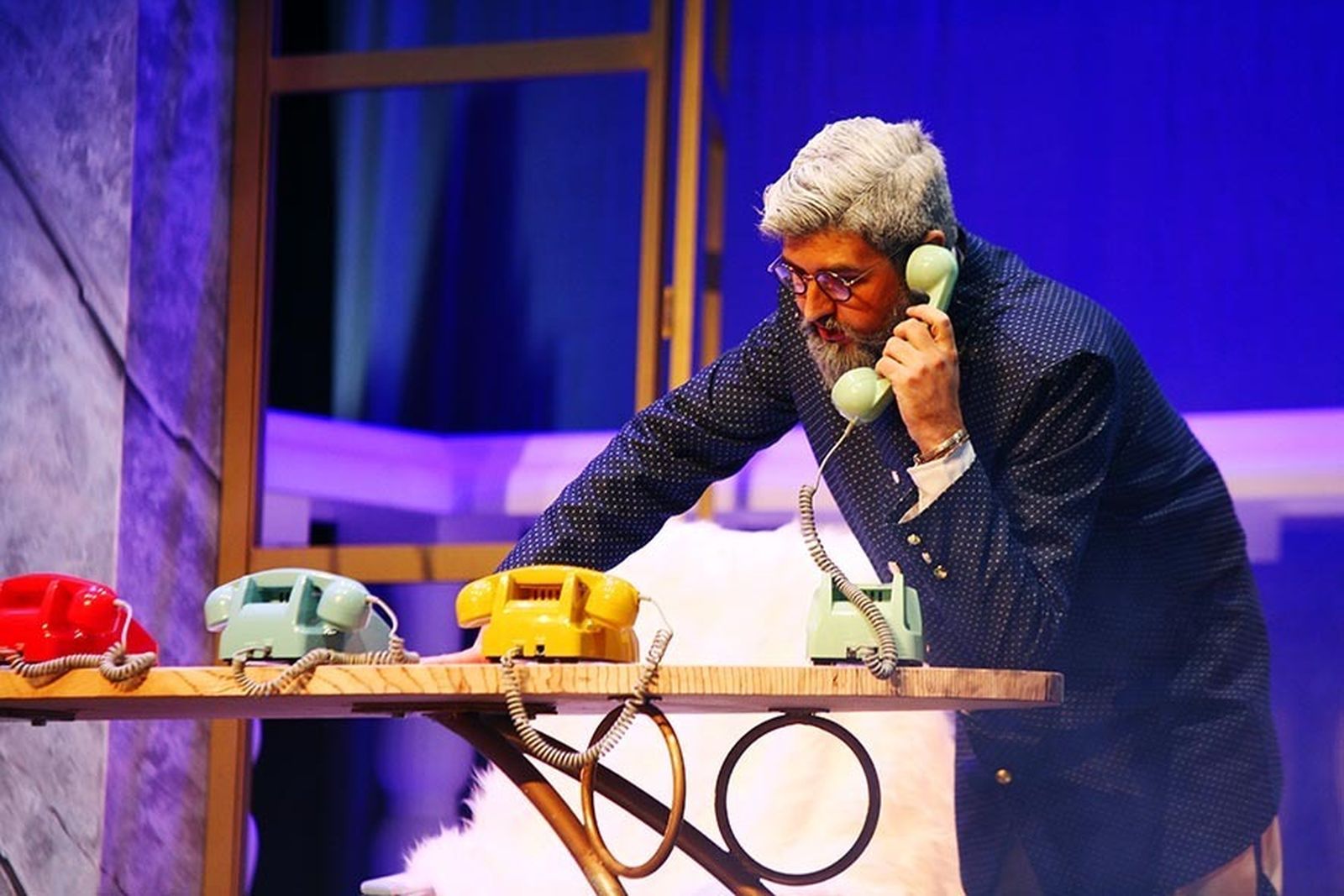 Arriba, la representación de 'Olenna'. Abajo de i. a d., Manu Sánchez, Mariano Peña y la obra 'El Intercambio'.