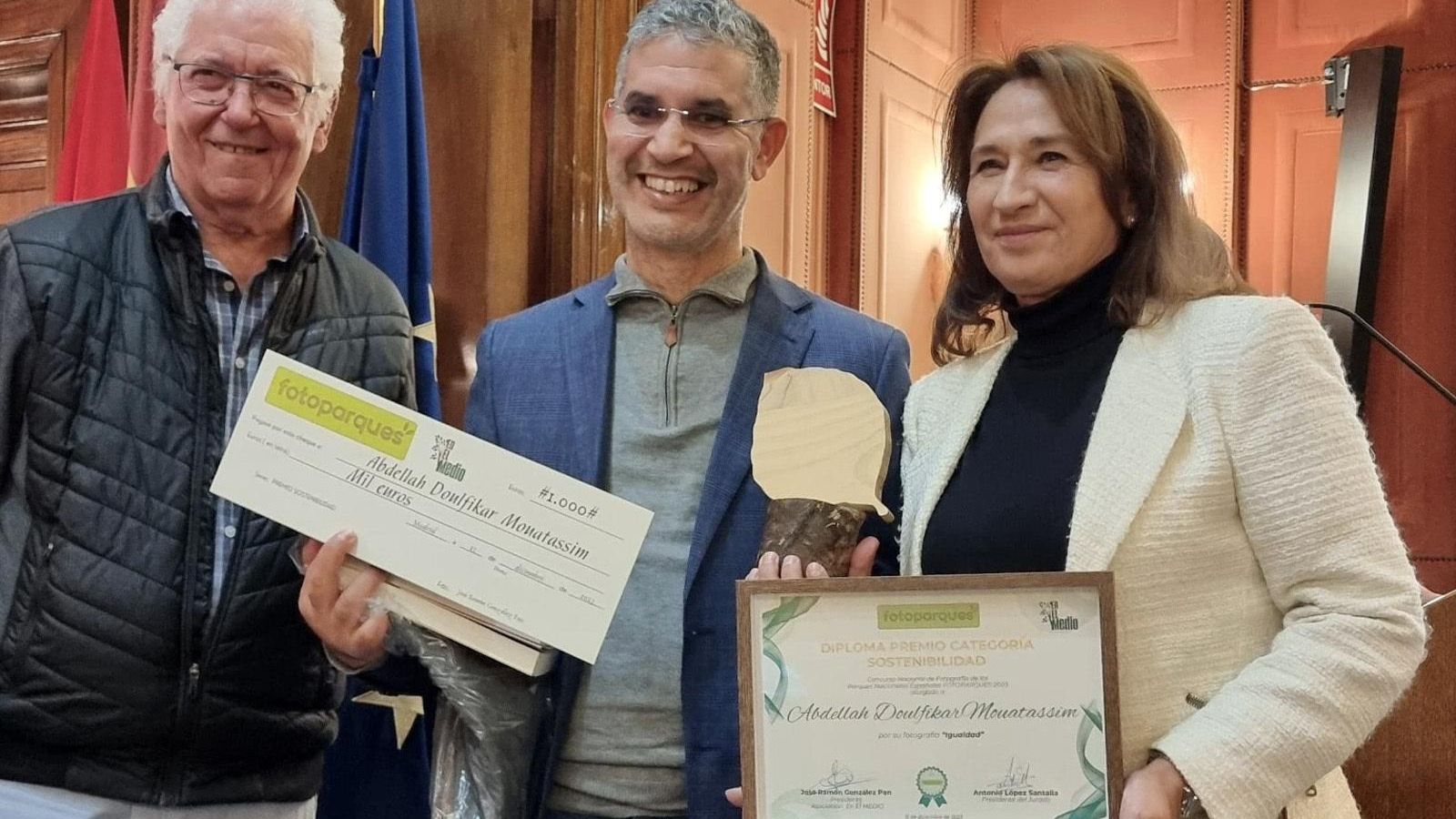 Dulfi Doulfikar recibe el premio por su fotografía ganadora.
