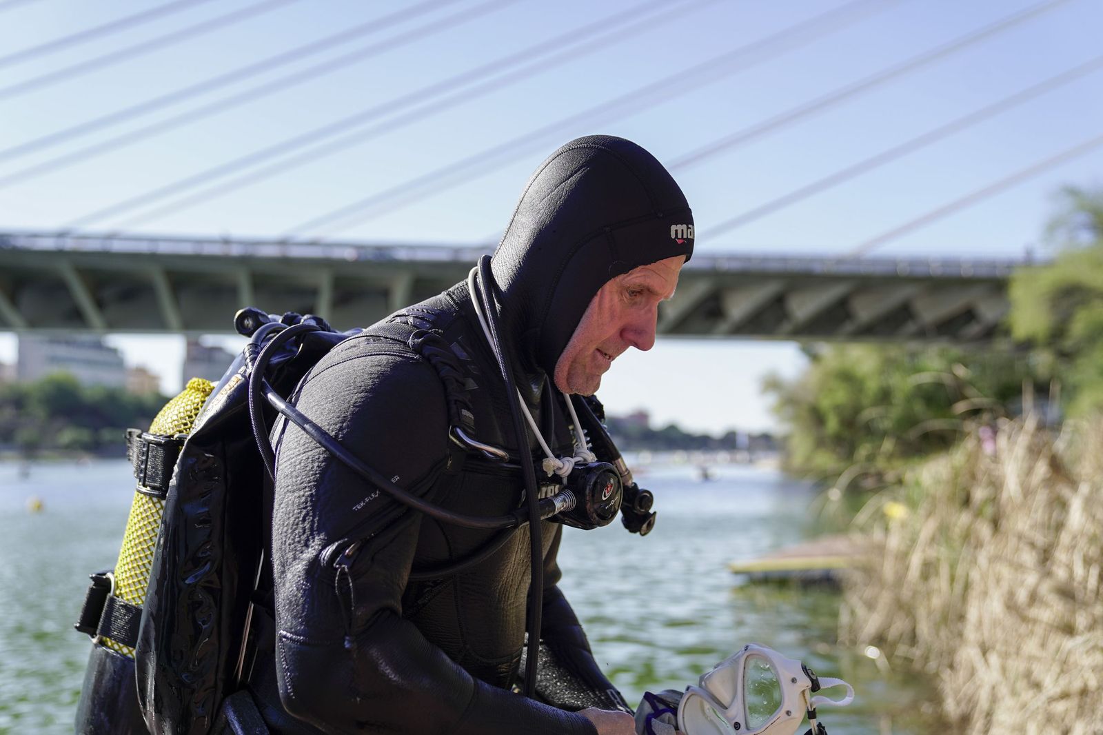 La limpieza solidaria del Guadalquivir en el Centro Náutico del Alamillo, todas las fotos