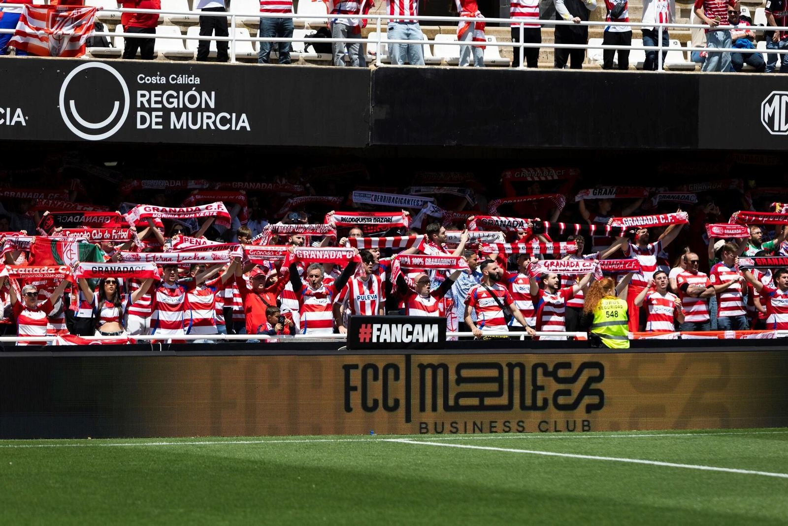 Aficionados del Granada en la grada de Cartagonova Aficionados del Granada en la grada de Cartagonova