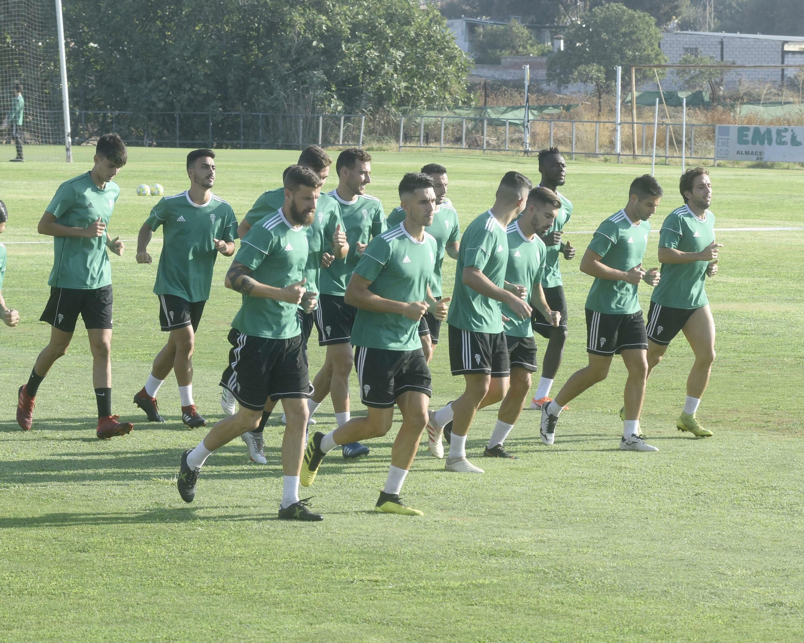 Los jugadores del Córdoba CF calientan antes de un entrenamiento.
