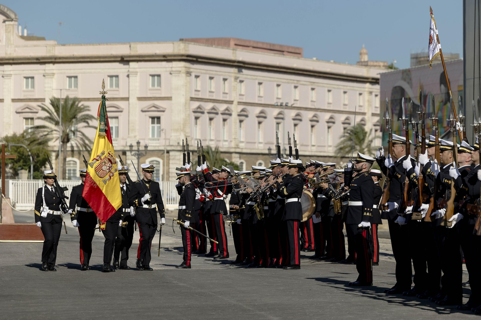 Las imágenes del día del veterano de las Fuerzas Armadas y Guardia Civil en Cádiz.