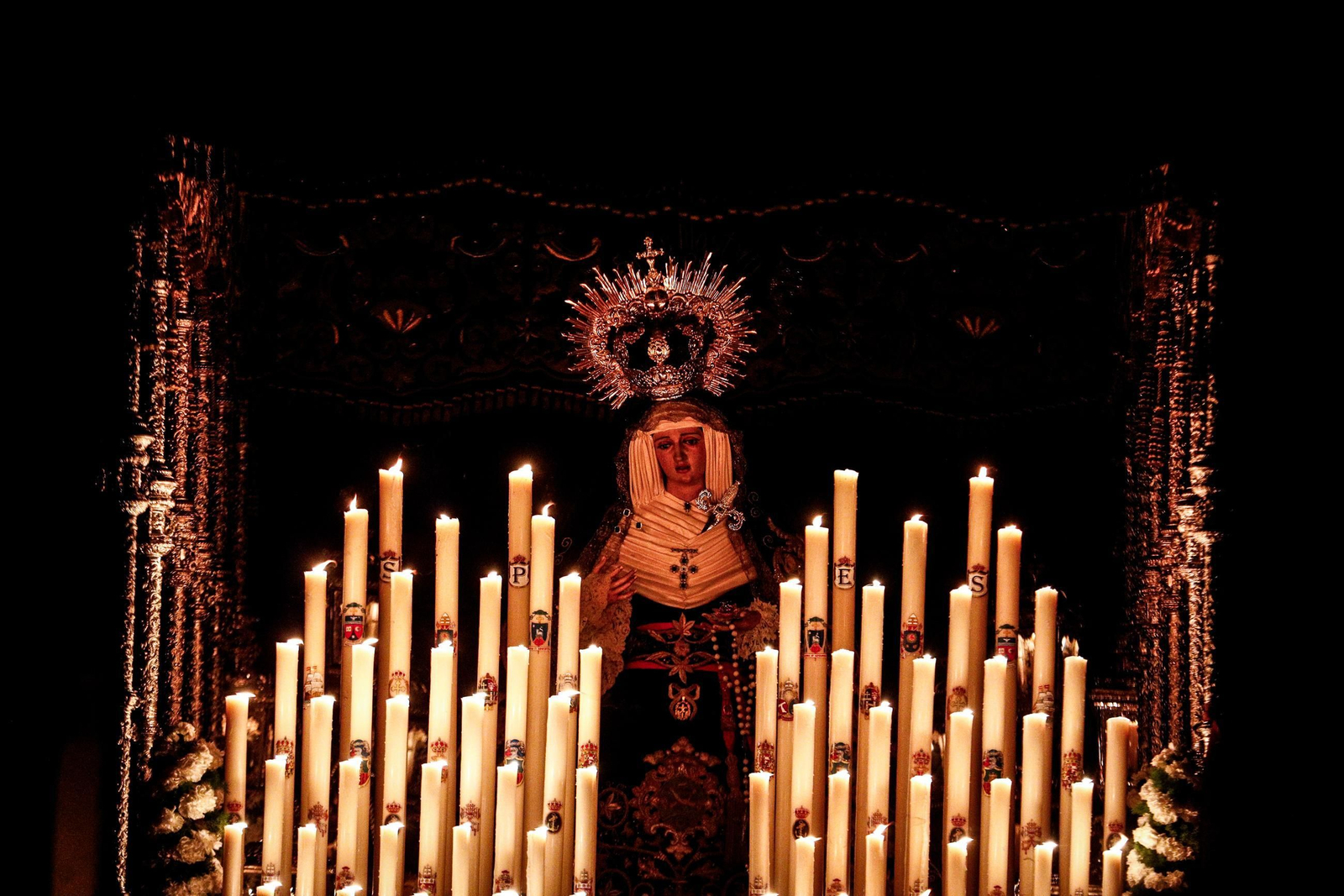 María Santísima de Esperanza, con su candelería totalmente encendi