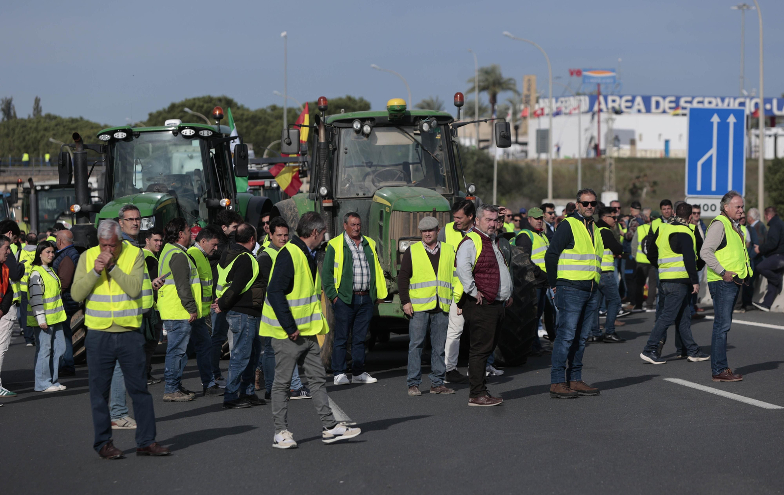 Las imágenes del corte de la A-49 por la protesta de los agricultores