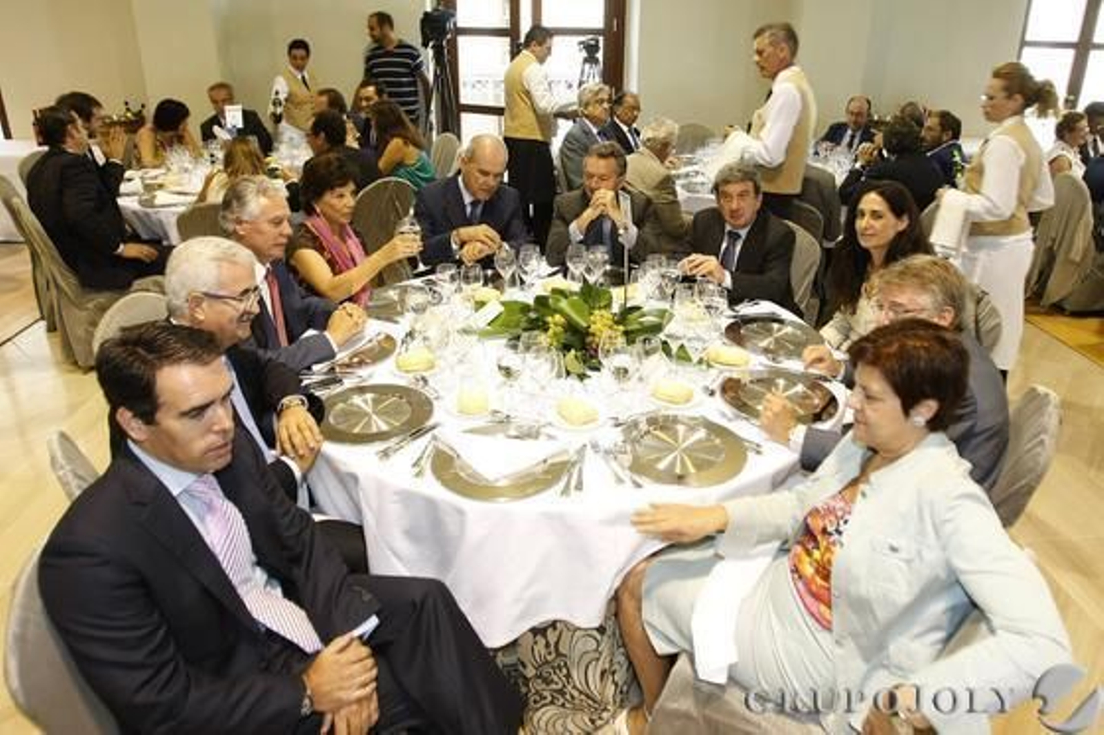 De izquierda a derecha Rafael Navas, Manuel Jiménez Barrios, Francisco Menacho, Joaquina Martínez de Salazar, Manuel Chaves, José Joly, Luis García Garrido, Rosario Joly, Francisco González Cabaña y Josefina Cruz.

Foto: Julio Gonzalez-Joaquin Pino-Jose Braza