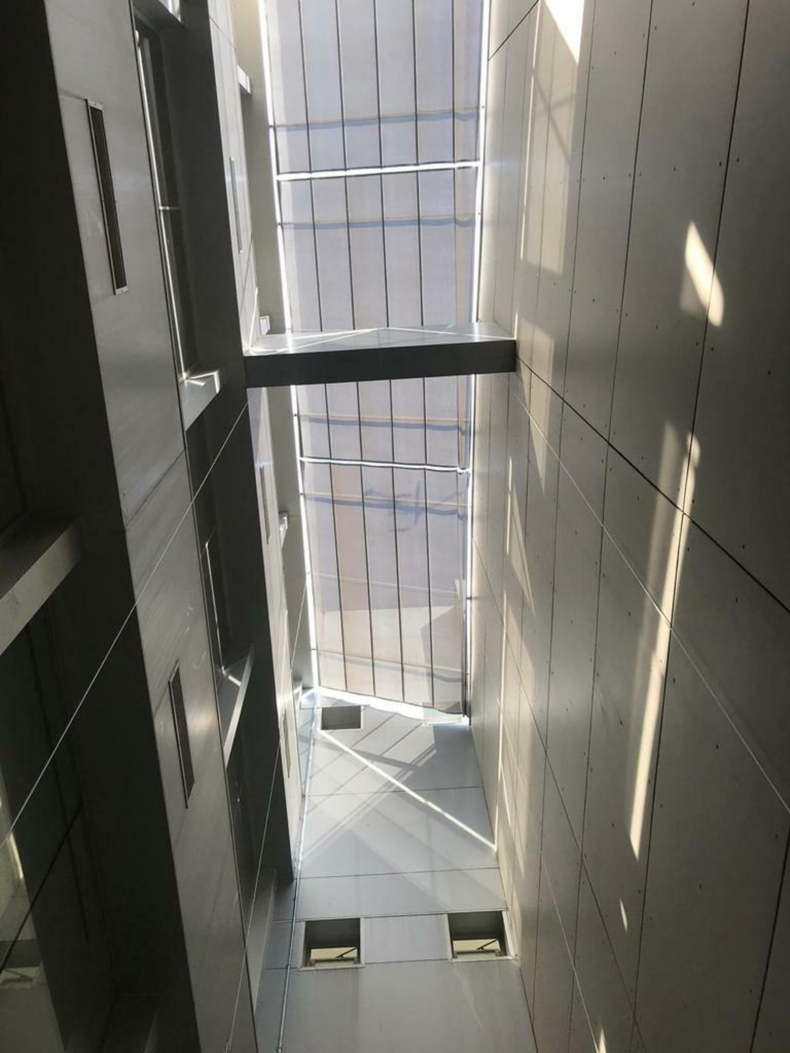 Vista de las cubiertas renovadas del centro de salud San Luis.