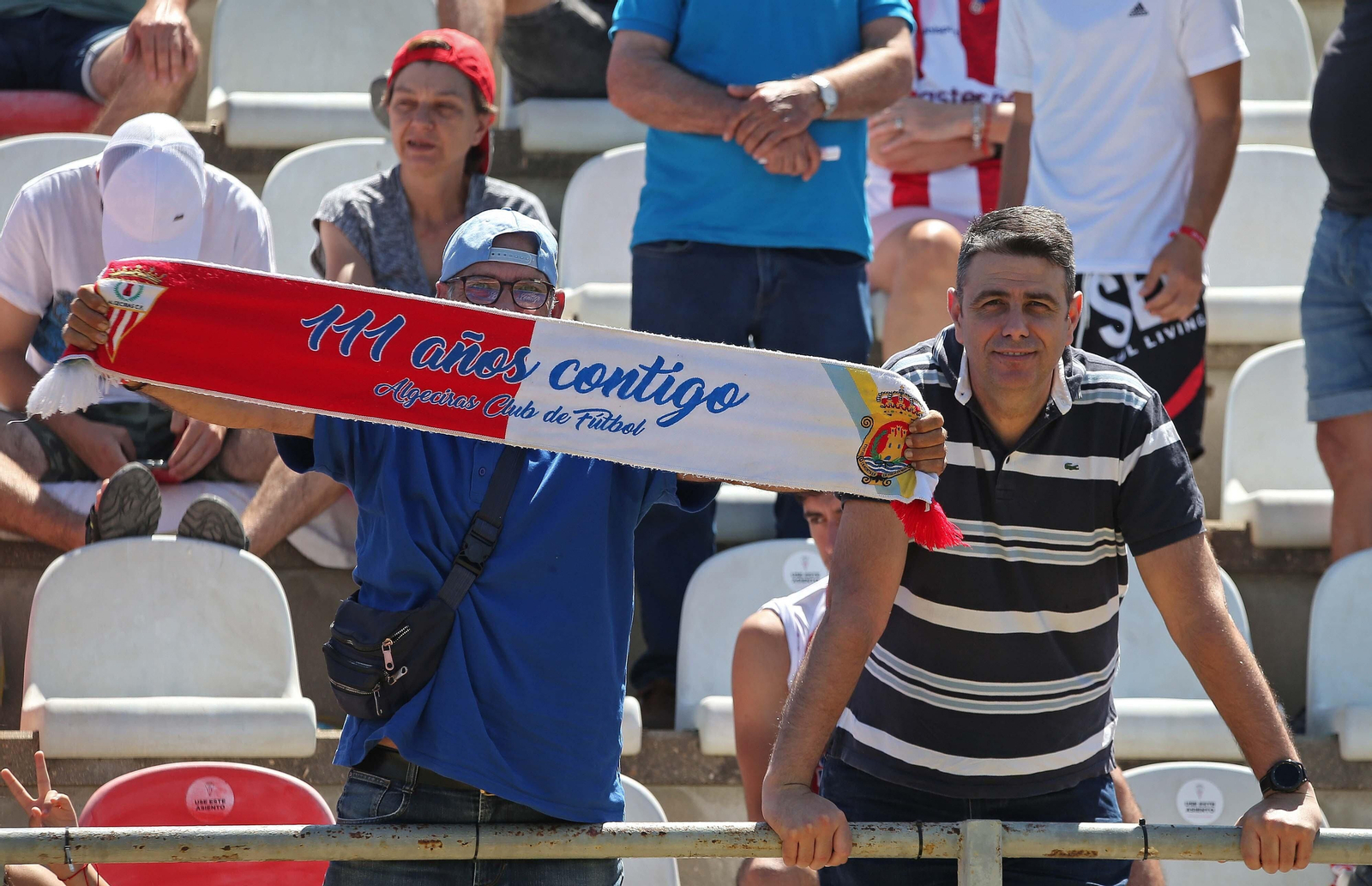 Fotos de la afición durante el Algeciras - Celta B en el estadio Nuevo Mirador