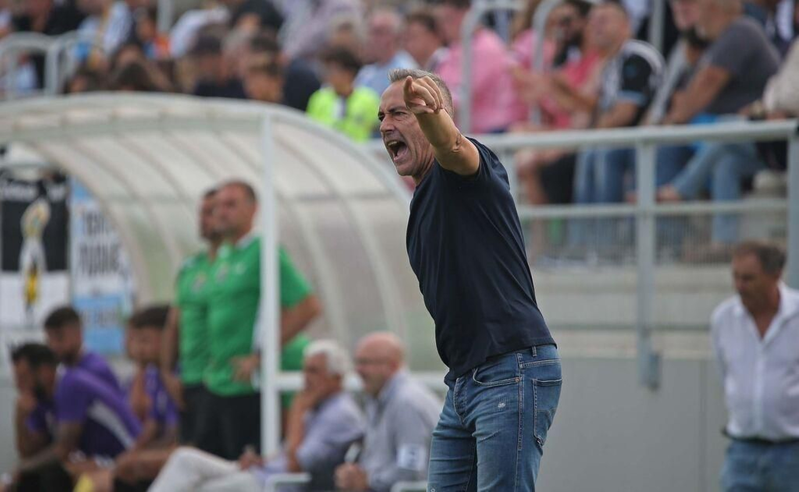 Ángel Rodríguez, entrenador del Estepona, en el Ciudad de La Línea