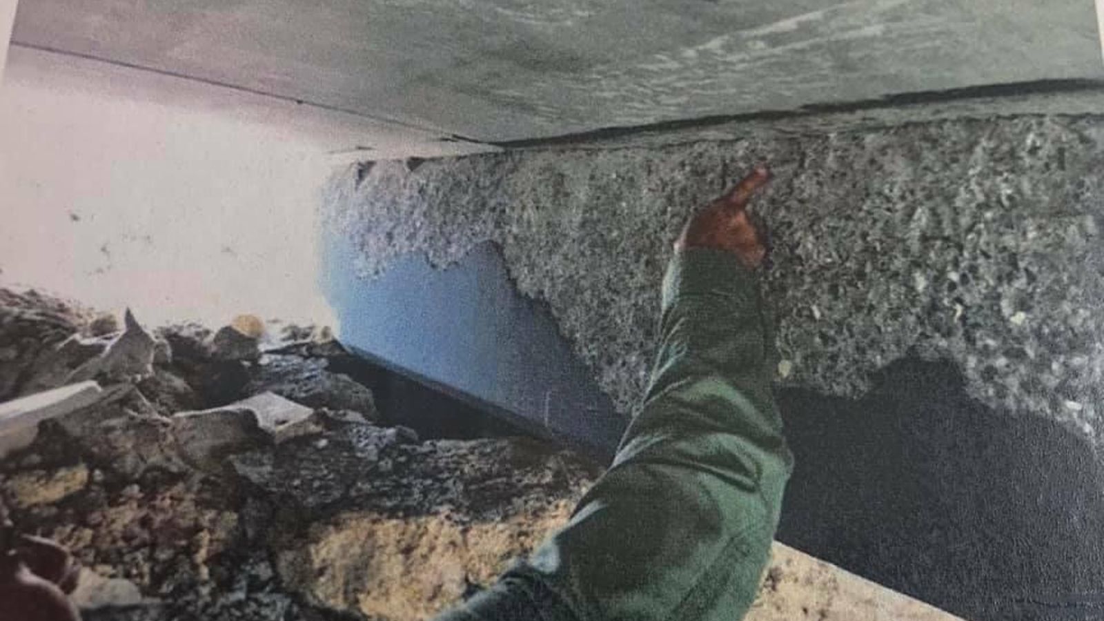 Daños causados en las vigas del paseo de la playa de Camposoto, que todavía no se ha estrenado.