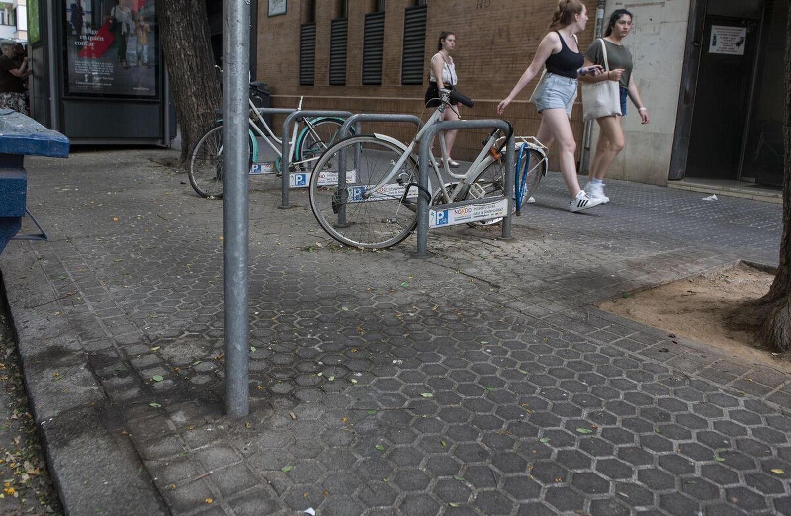 Una acera sucia en un barrio de la ciudad.