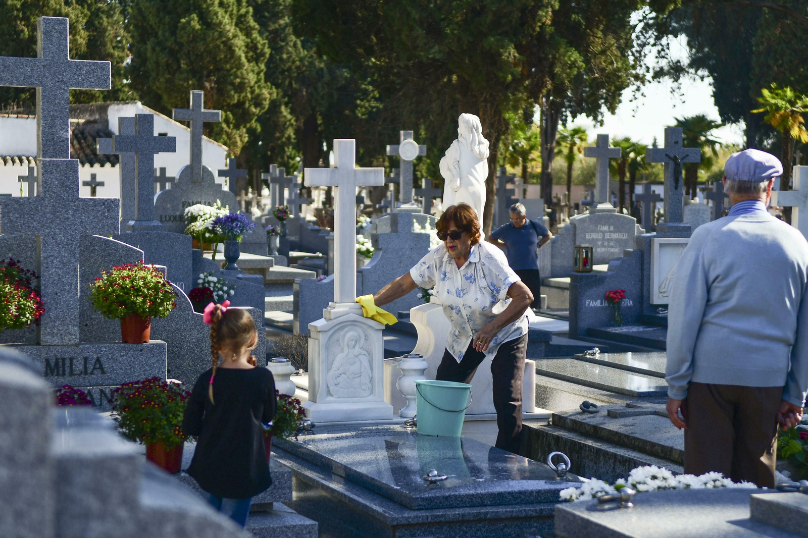 Una mujer limpia una tumba en el cementerio de Nuestra Señora de la Salud Una mujer limpia una tumba en el cementerio de Nuestra Señora de la Salud