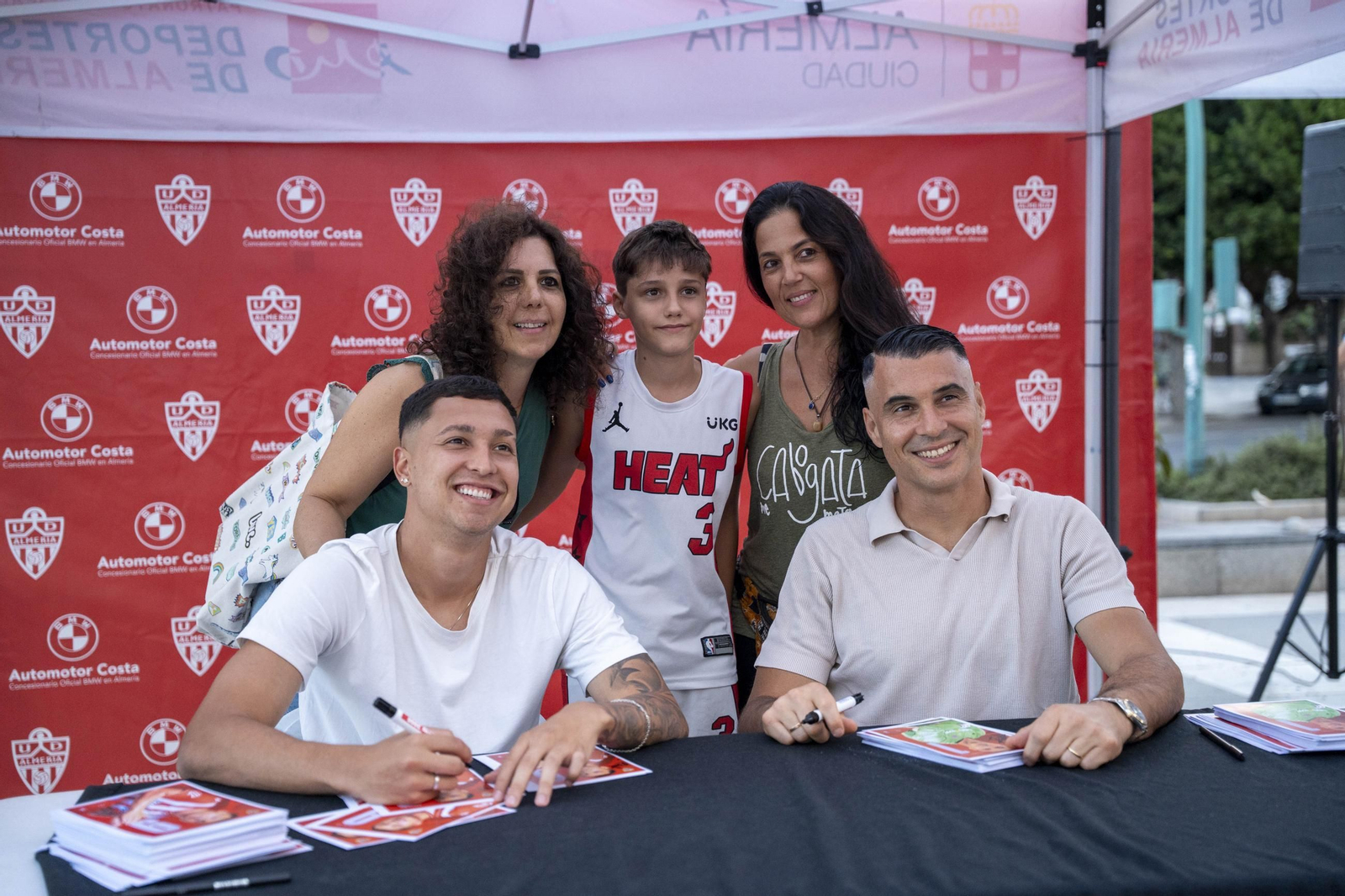 Los jugadores de la UDA Thalys y Andrés firman autógrafos