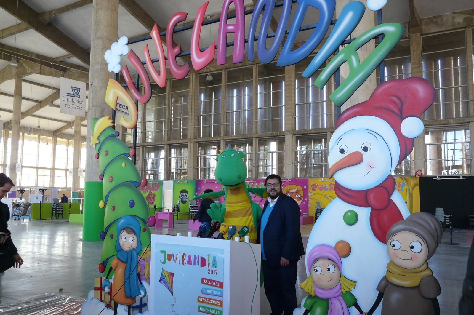 Jaime Armario ayer en la presentación junto a Mon, el dragón de Babyradio.