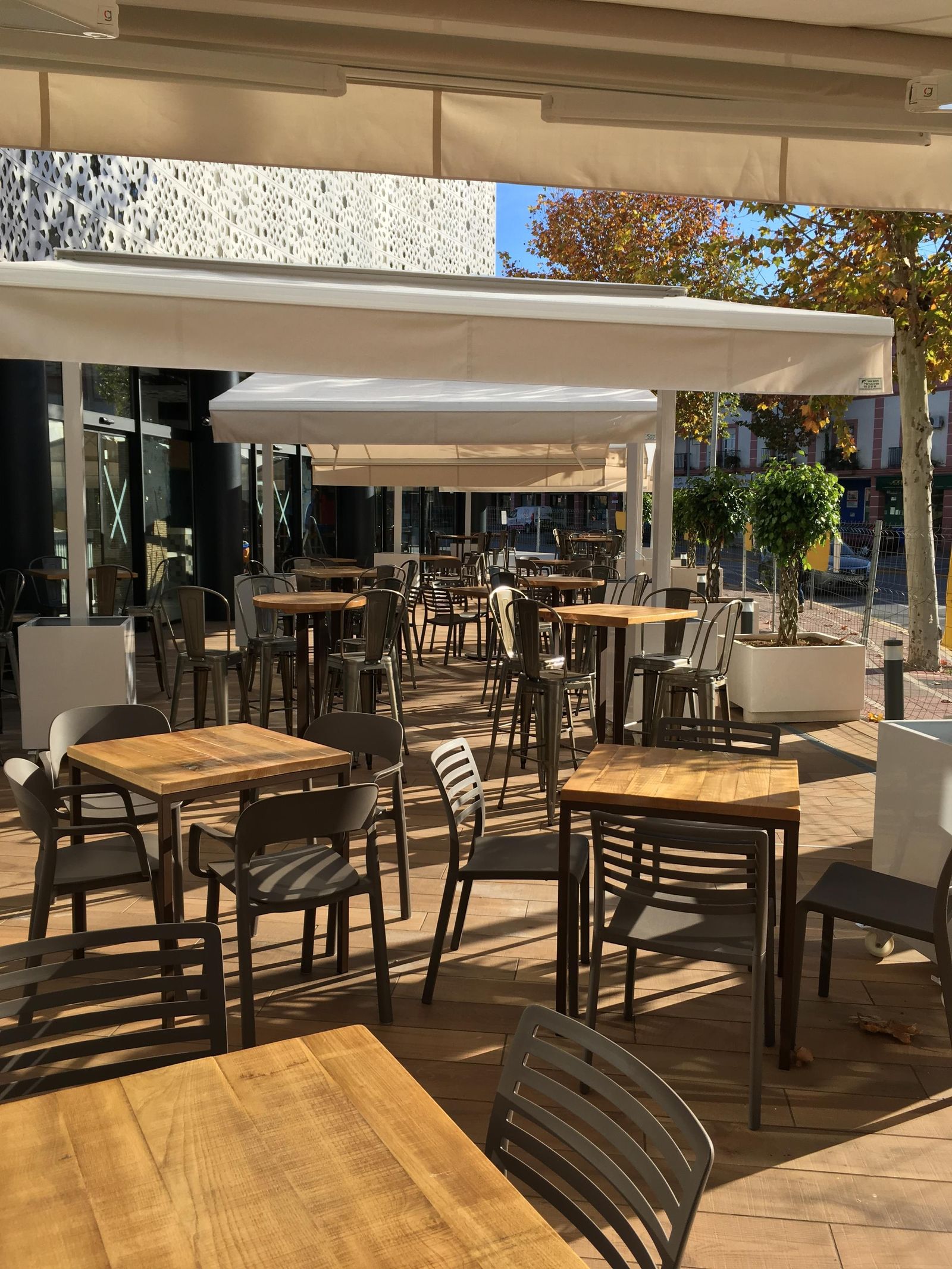 Terraza exterior del mercado nazareno.