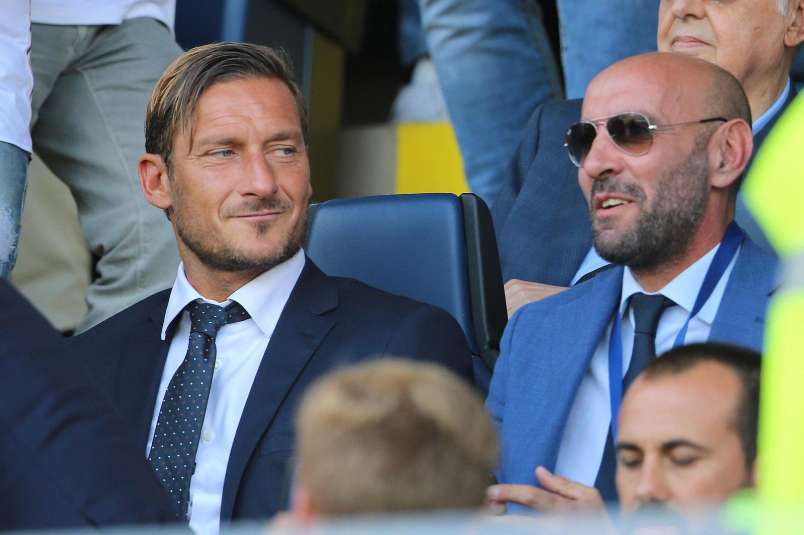 Francesco Totti, sentado junto a Monchi en un partido de la Roma.
