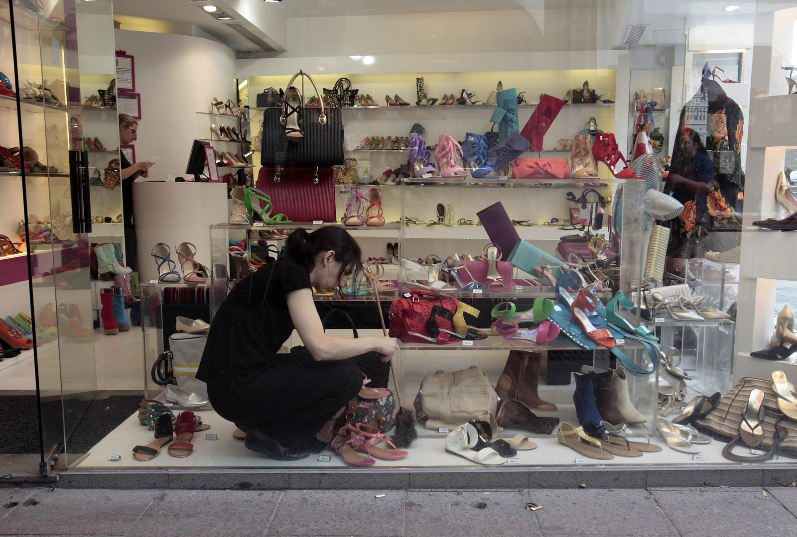 Trabajadora de un comercio en Sevilla