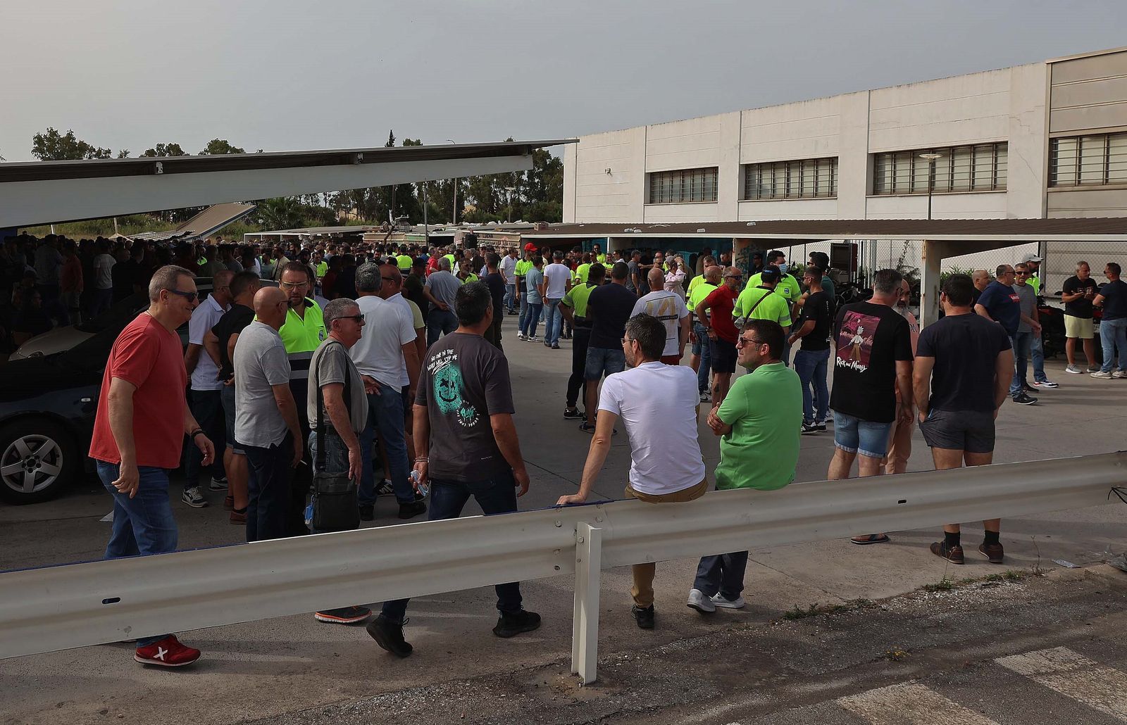 Los trabajadores de Acerinox en los aparcamientos de la fábrica.
