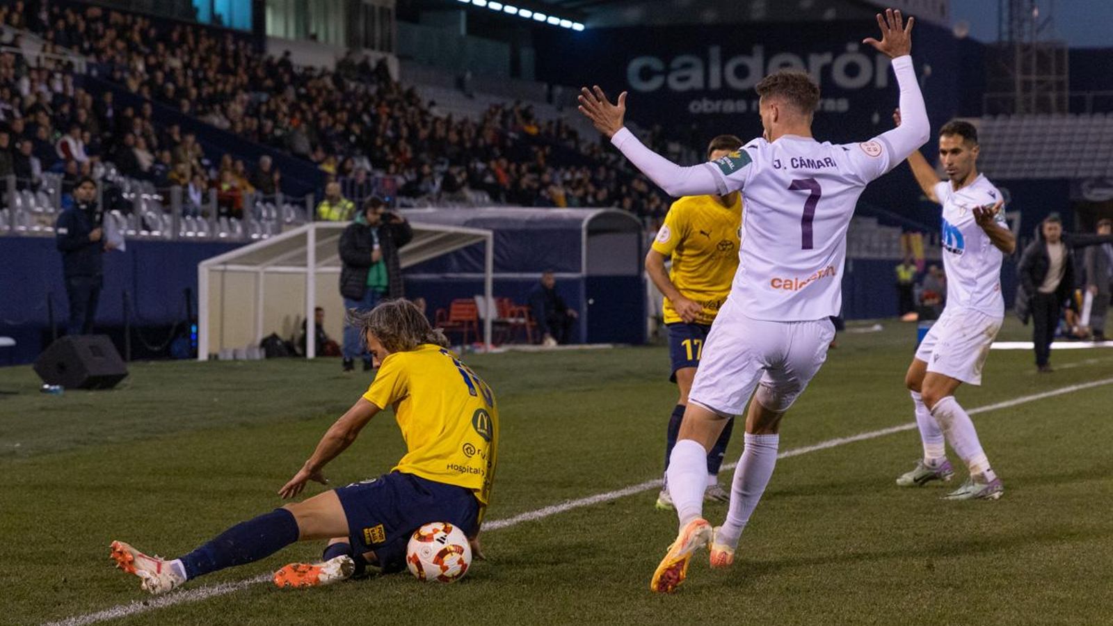 Juan Cámara fue el primer cambio de Roberto Peragón. 