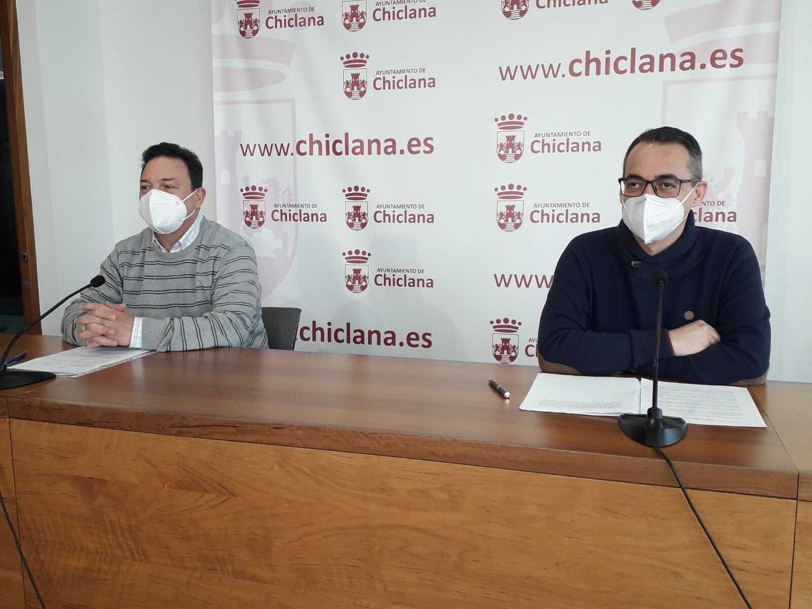 Joaquín Guerrero (Izq.) y Francisco José Salado en la sala de prensa del Ayuntamiento.