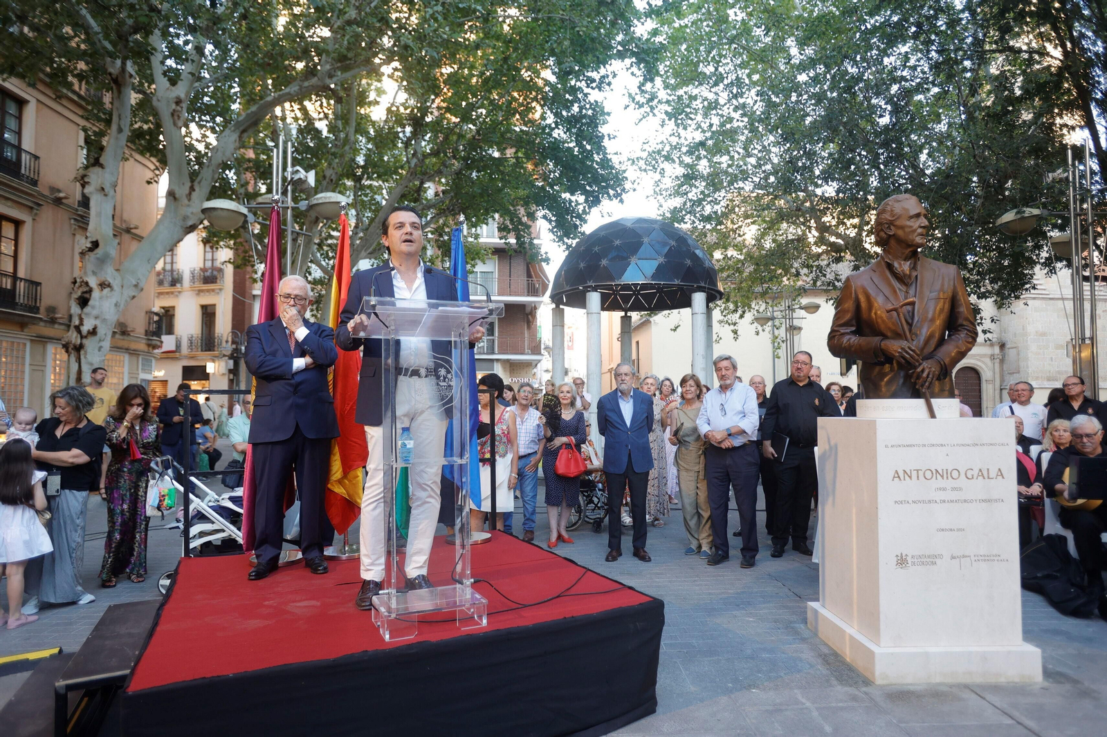 Las fotos del descubrimiento del busto homenaje a Antonio Gala en Córdoba