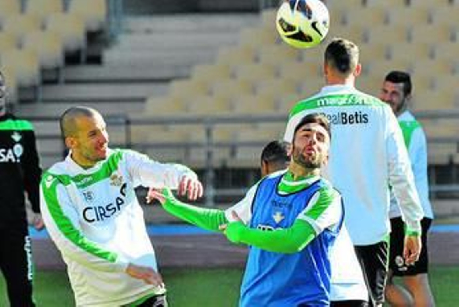 Nono pelea un balón aéreo con Molins durante un entrenamiento.