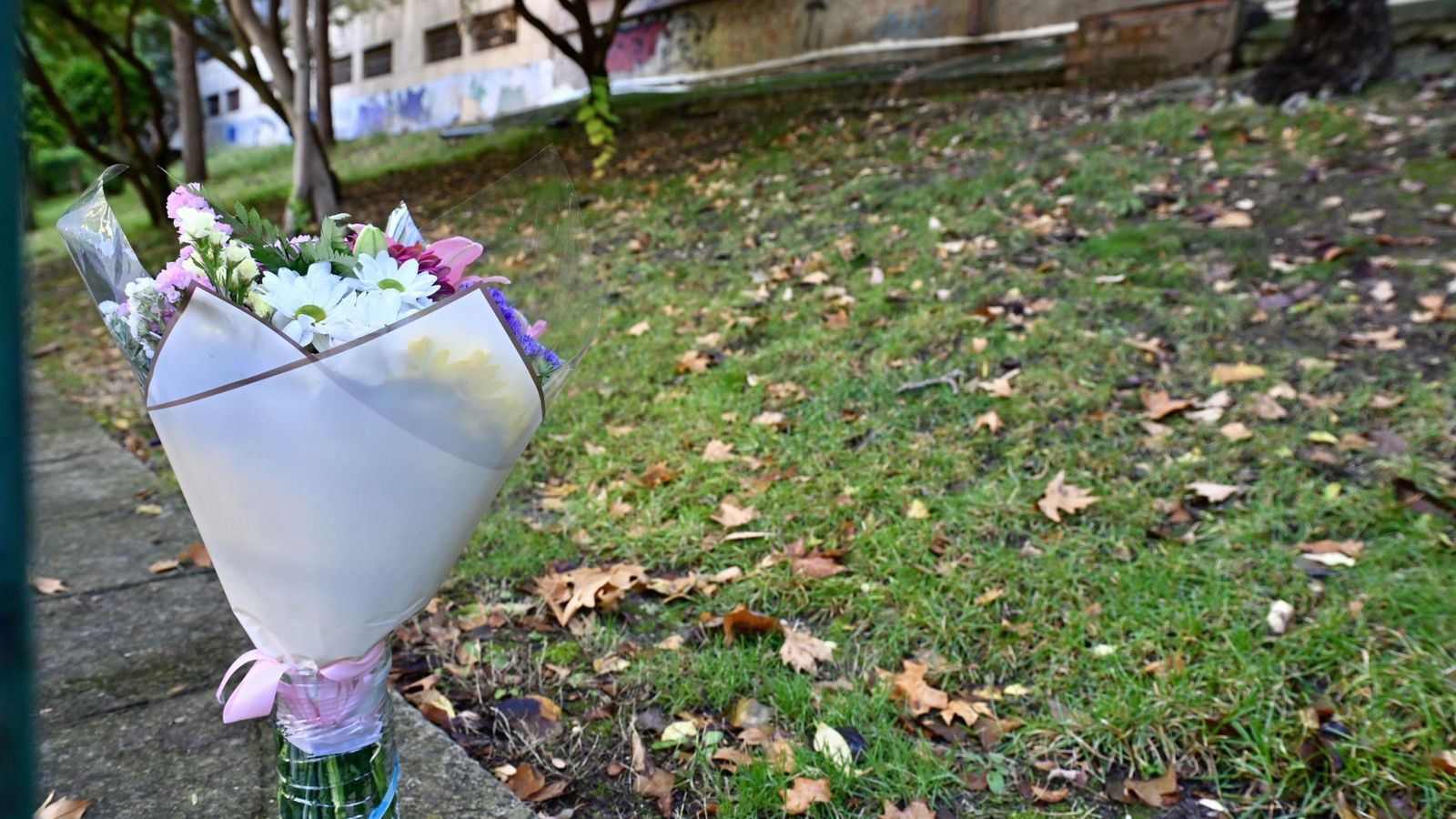 Ramo de flores por la muerte de dos adolescentes en Jaén.