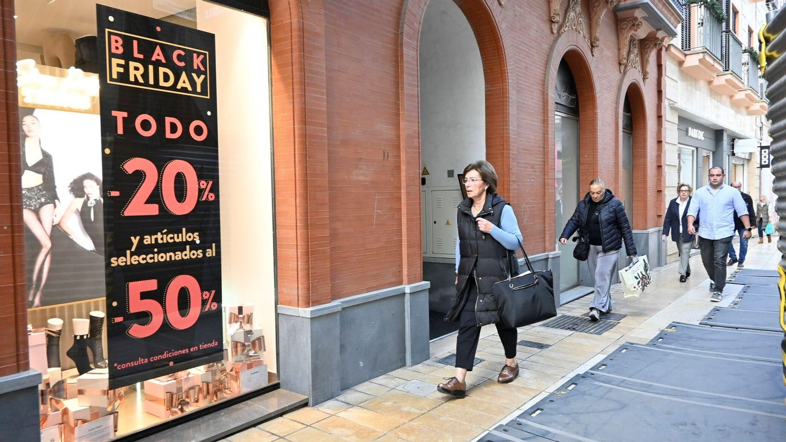 Una promoción de un comercio con motivo del Black Friday en Huelva.