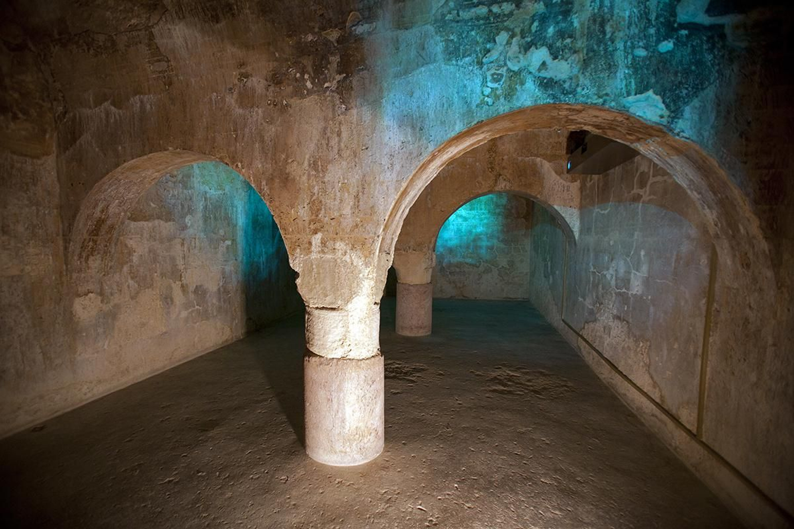 Aljibe y murallas defensivas de Arjona.