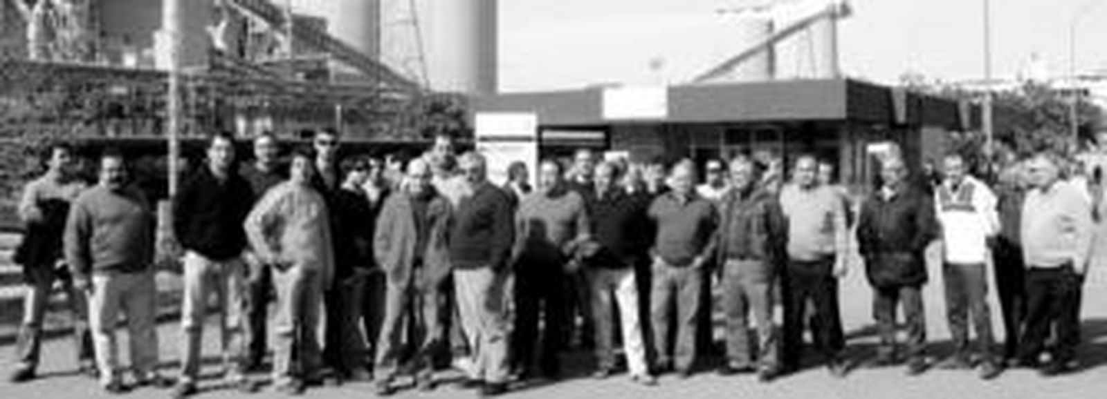 Los trabajadores de Nilefos se concentraron ayer a las puertas de la empresa situada en la avenida Francisco Montenegro.