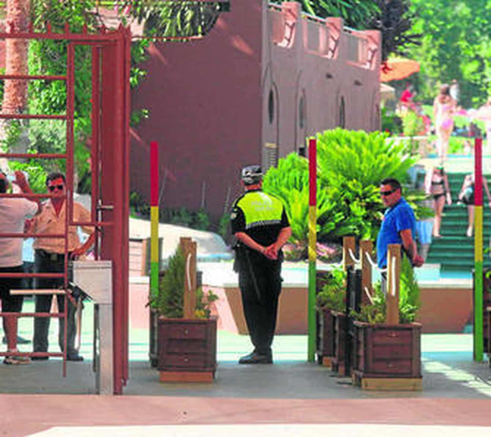 Un policía, a la entrada del parque acuático villafranqueño tras el suceso del lunes.