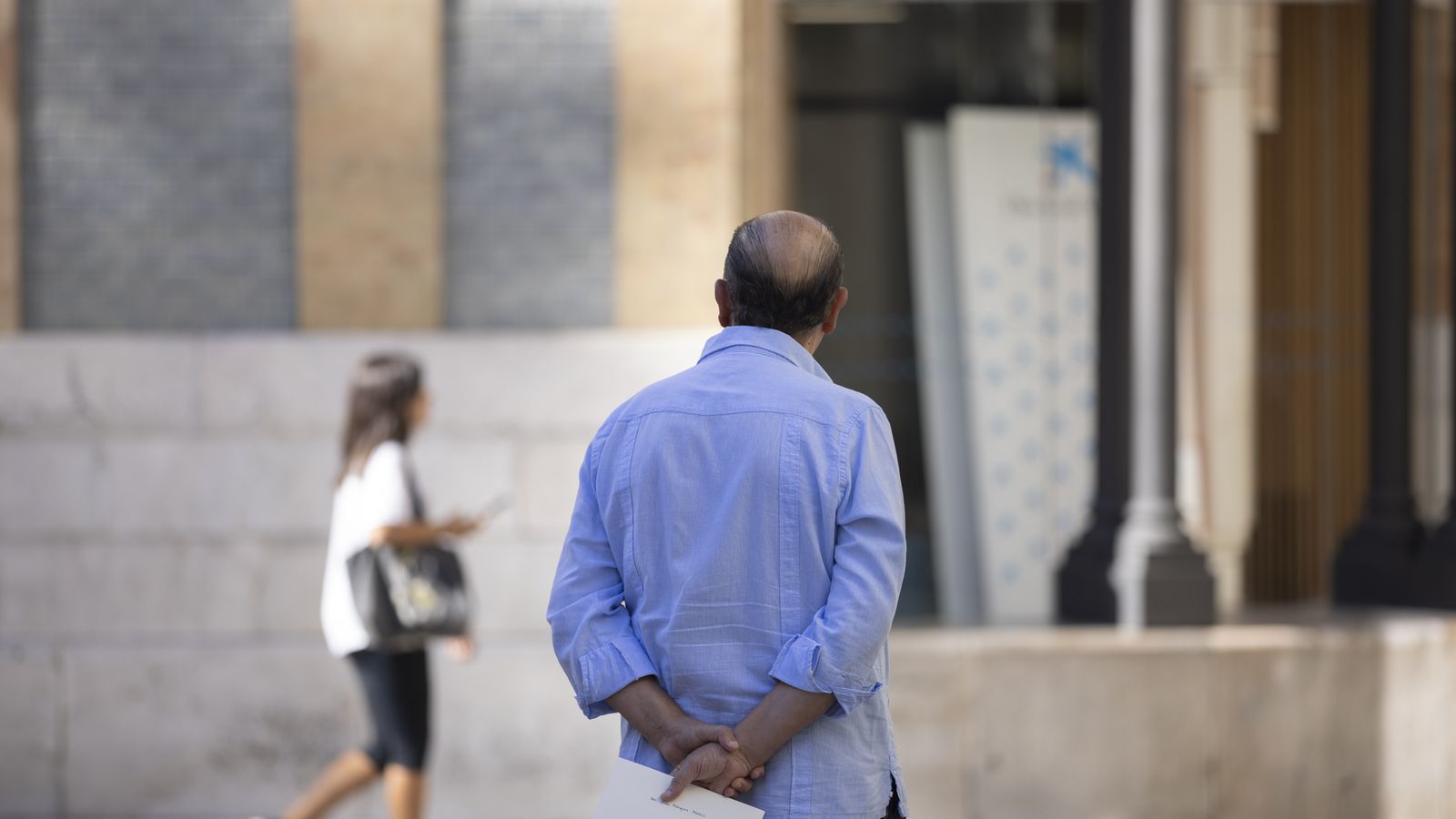 Un hombre pasea por la Plaza de las Monjas.