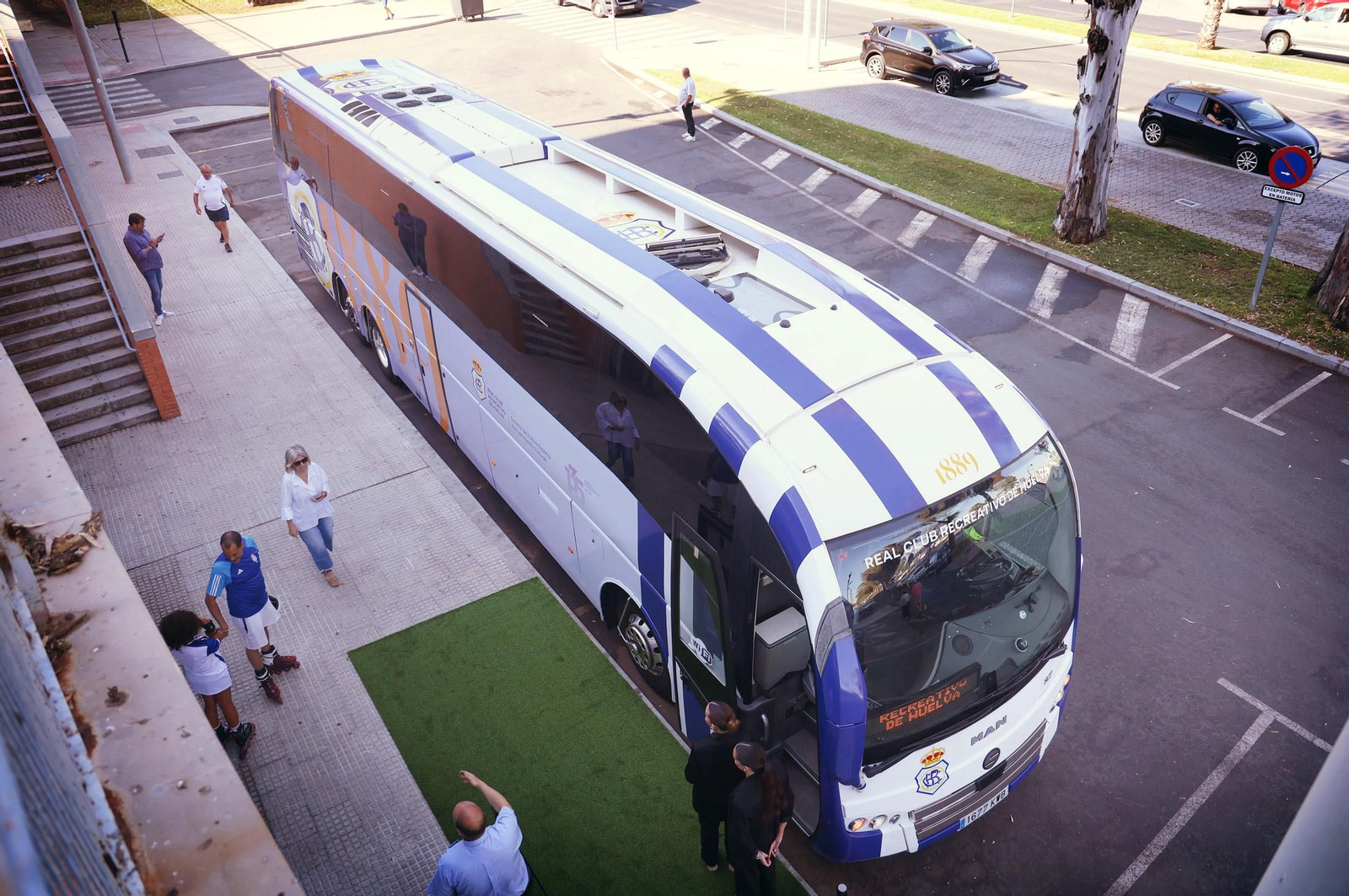 Imágenes del nuevo autobús oficial del Recreativo de Huelva