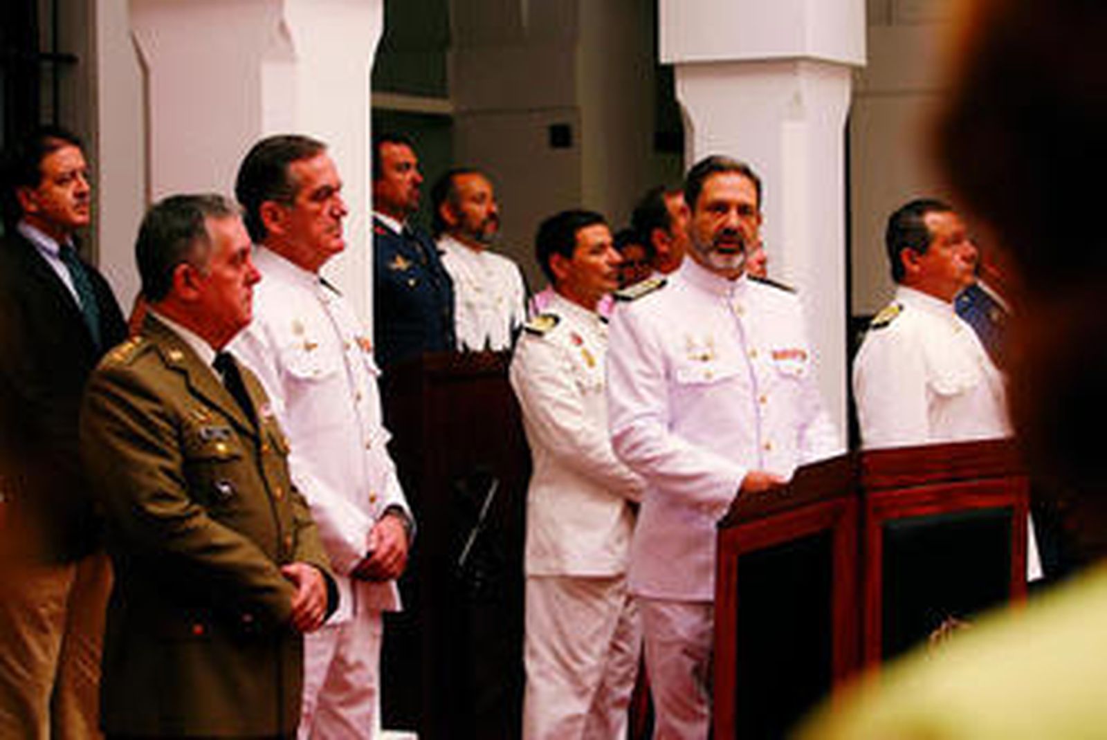 El nuevo subdelegado dirigiéndose a los asistentes junto a Arcusa Pinilla y Costa Berni.