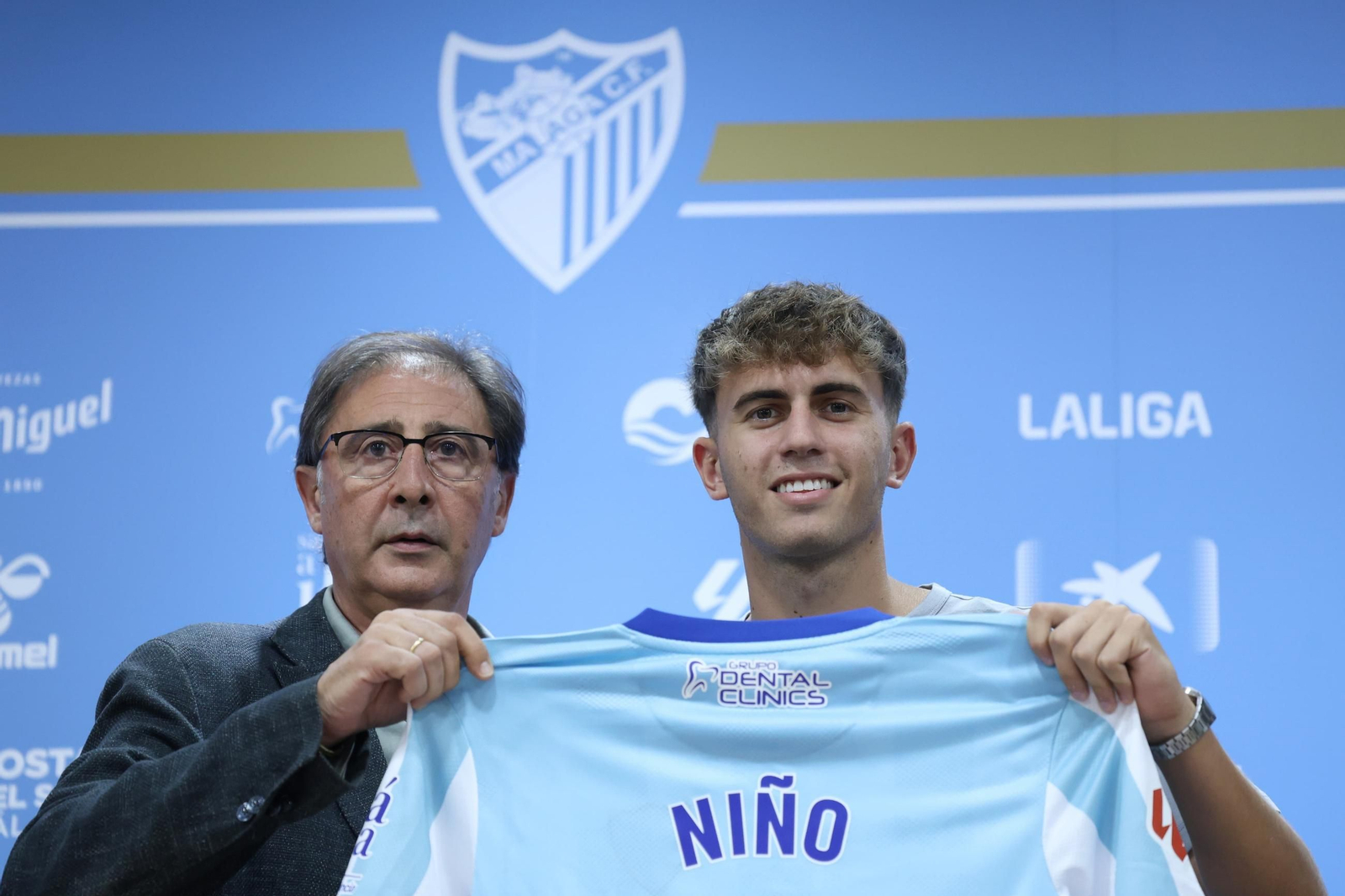 La presentación de Adrián Niño como jugador del Málaga CF, en fotos