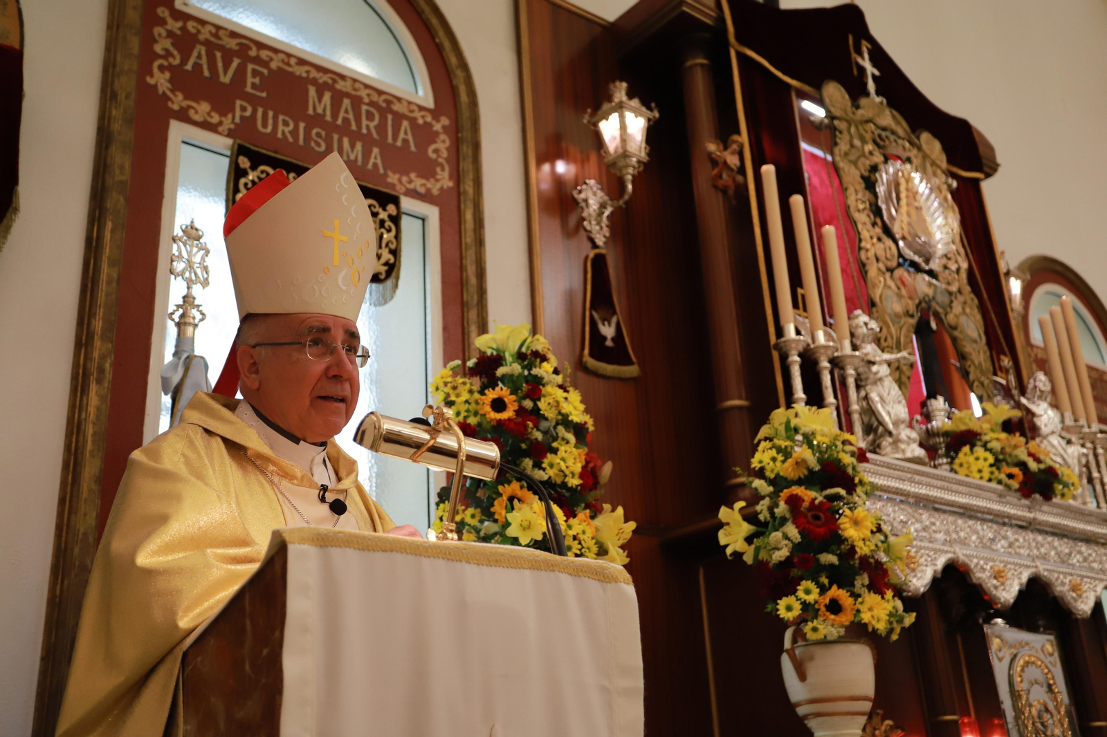 Imágenes de la función principal de Emigrantes, presidida por el obispo de Huelva, José Viaplana Blasco