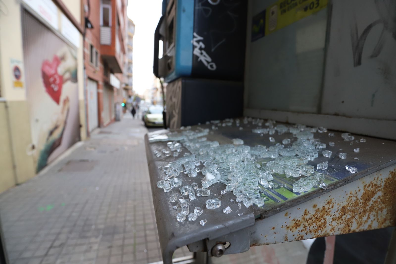 Imágenes de las consecuencias del vandalismo en la cabina telefónica del Paseo de Buenos Aires