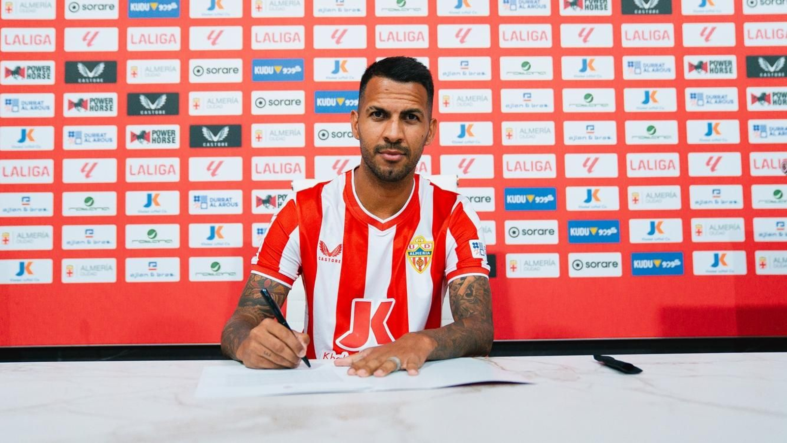 Jonathan Viera posa para los medios del club el día que firmó su contrato con el equipo rojiblanco. Jonathan Viera posa para los medios del club el día que firmó su contrato con el equipo rojiblanco.