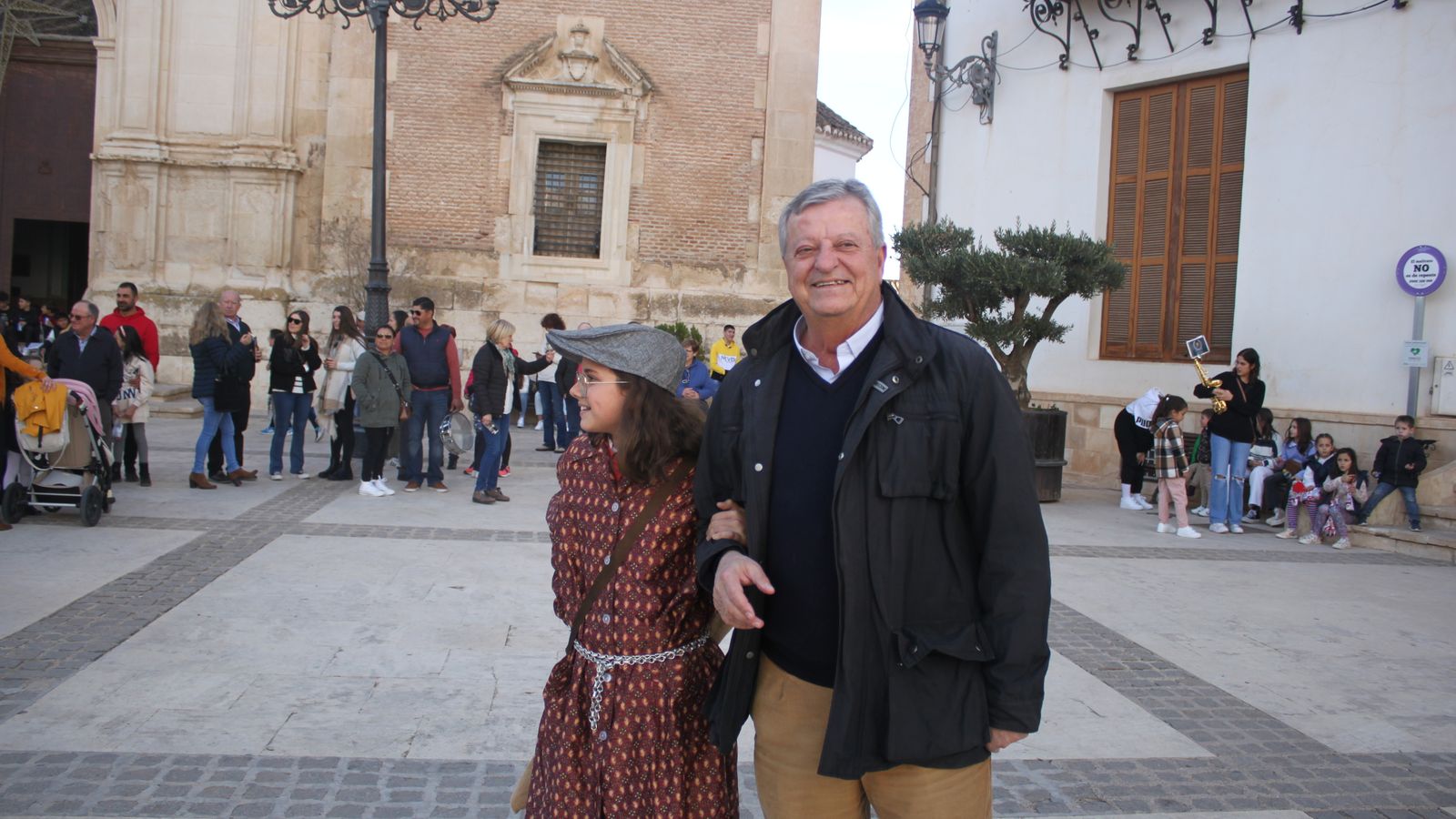 El alcalde legítimo se marcha 'detenido'.